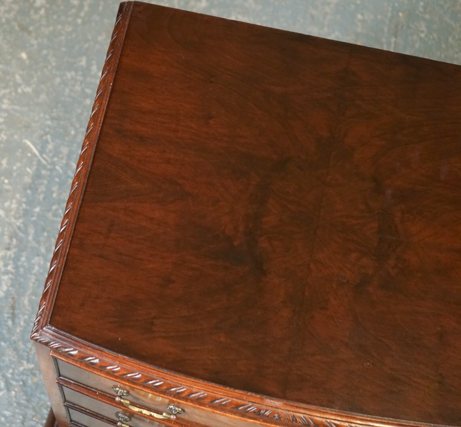 FIGURED VICTORIAN WALNUT BOW FRONTED CHEST OF DRAWERS RAISED ON QUEEN ANNE LEGS