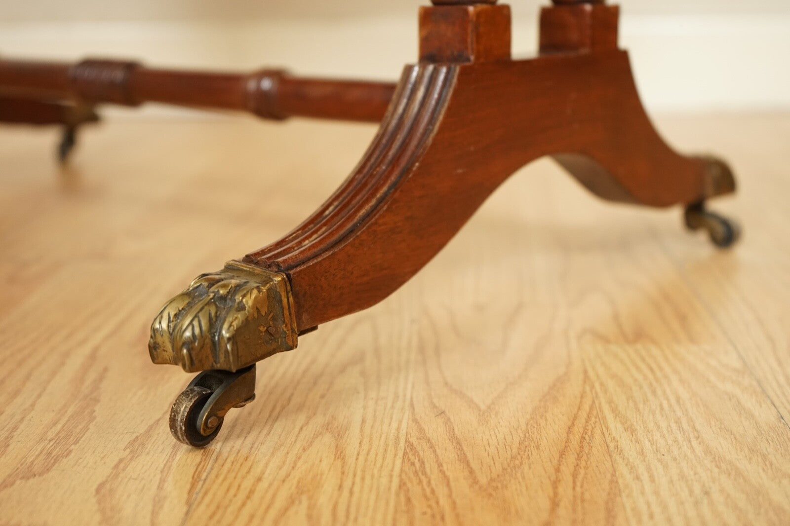 LOVELY VINTAGE FLAMED MAHOGANY EXTENDING DROP LEAF SIDE END TABLE