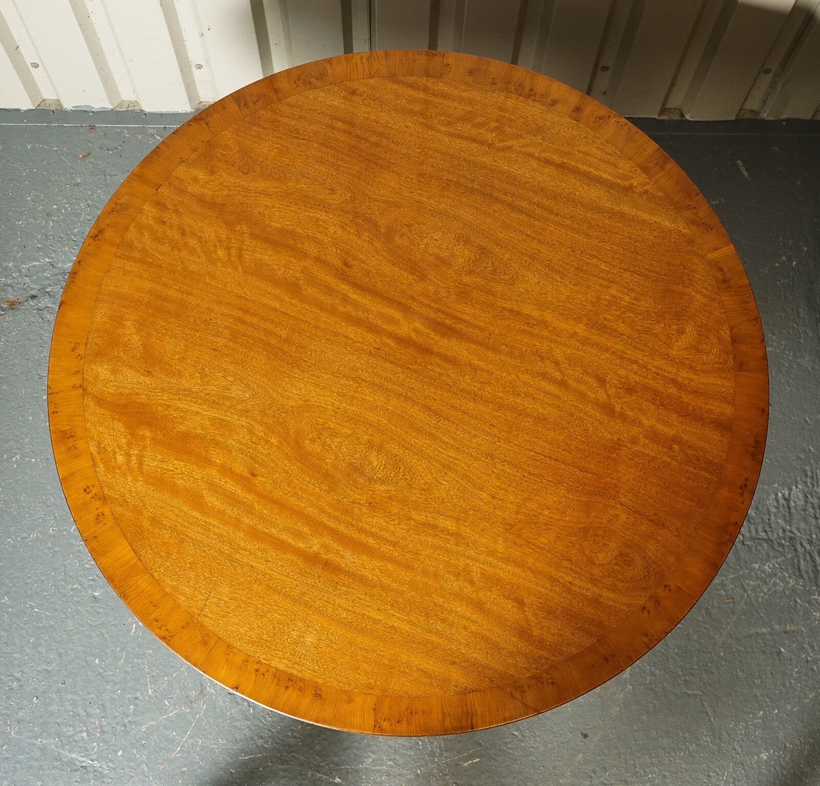VERY STUNNING CIRCULAR BURR WALNUT DINING TABLE MADE BY BERESFORD & HICKS LONDON