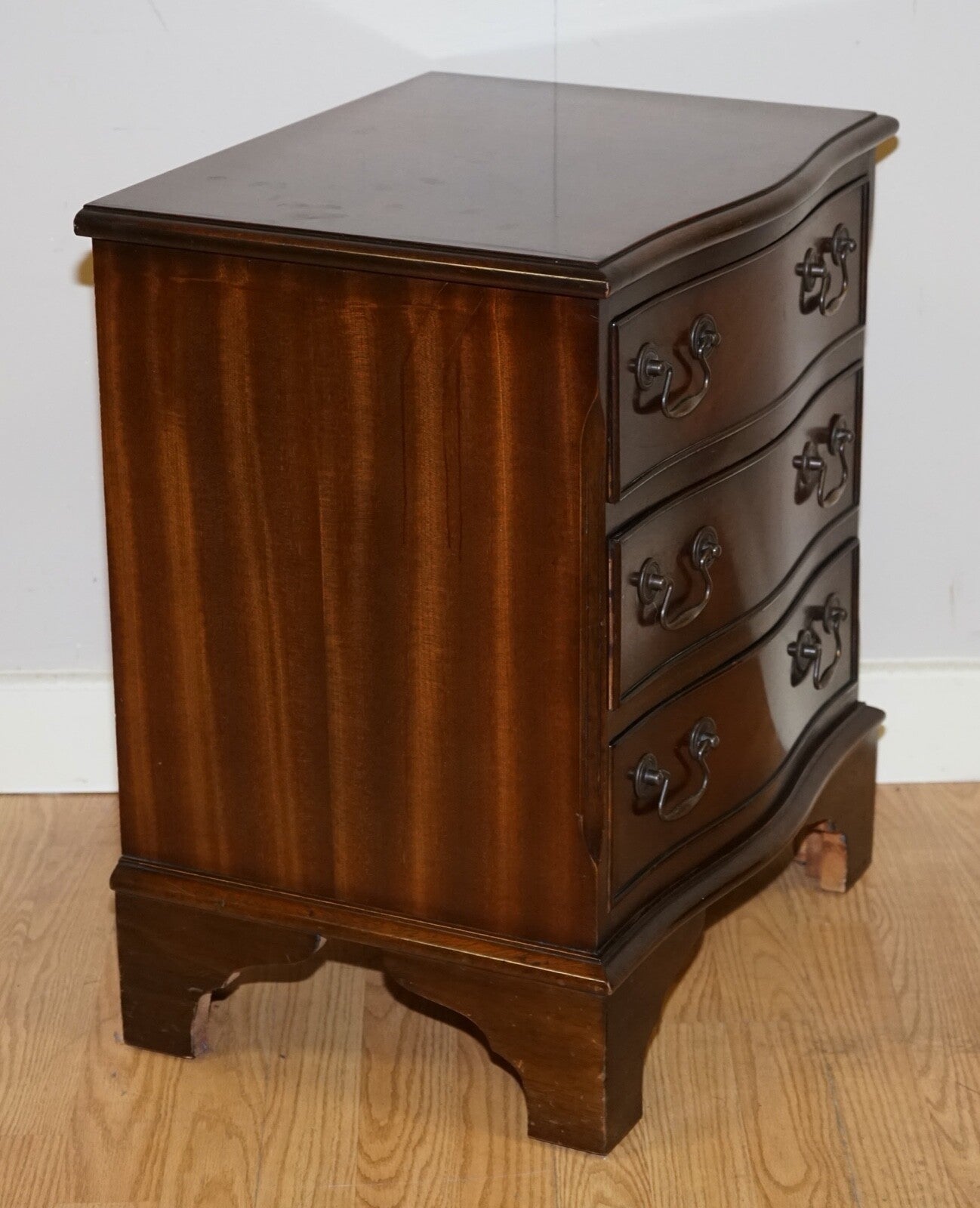 GEORGIAN STYLE MAHOGANY FLAME MAHOGANY CHEST OF DRAWERS