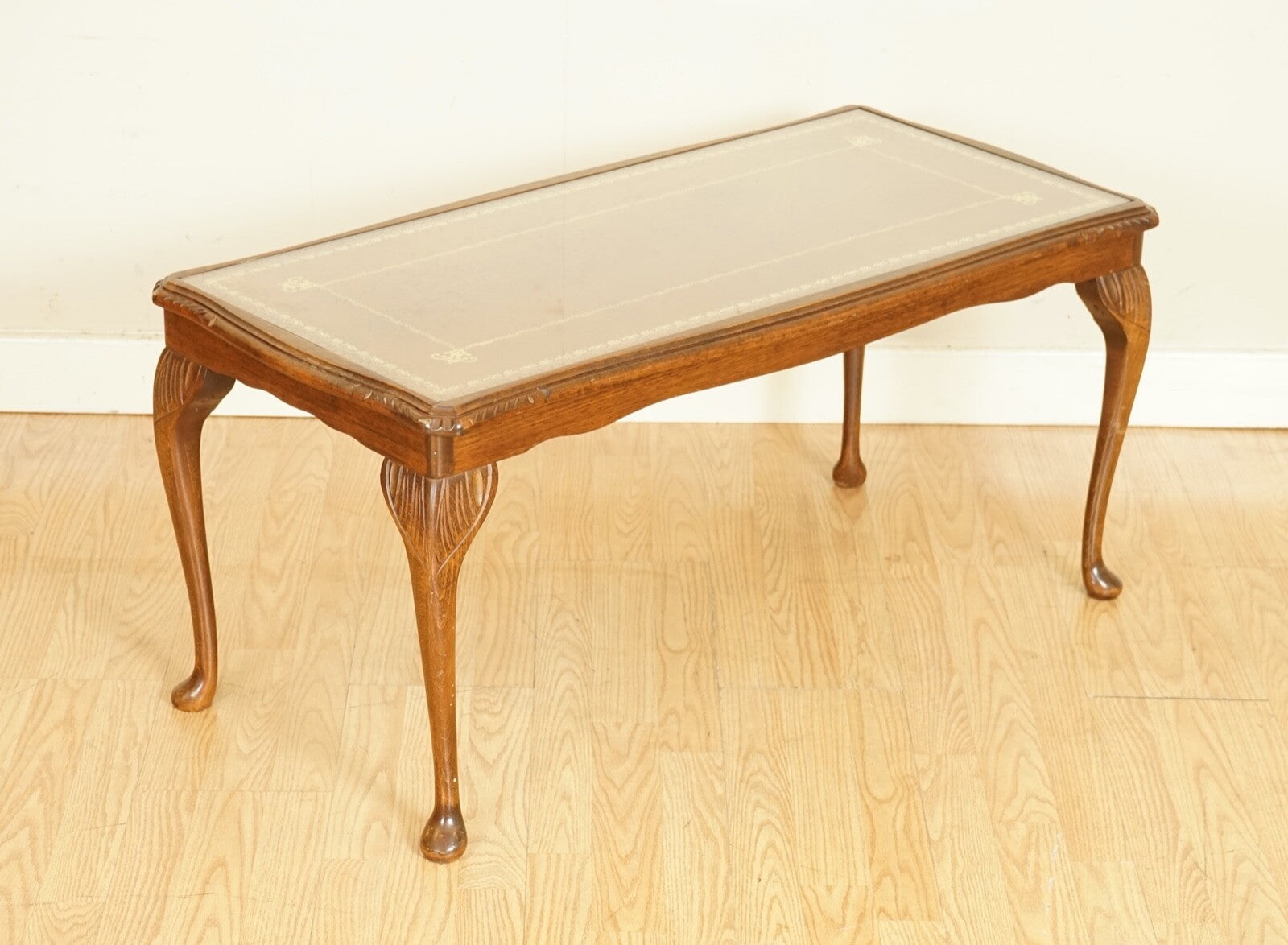 STUNNING VINTAGE BROWN LEATHER TOP COFFE TABLE WITH QUEEN ANNE LEGS
