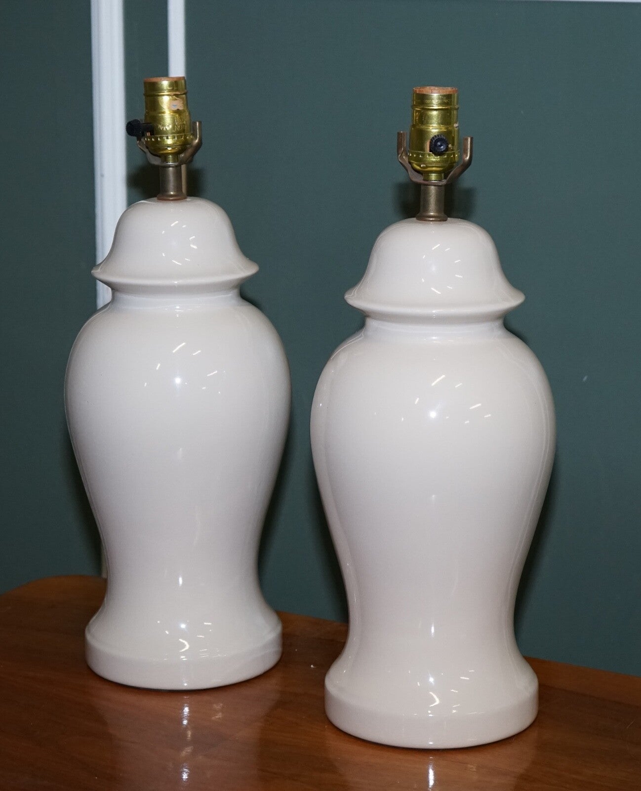 CIRCA 1970s VINTAGE CREAM COLOURED PORCELAIN PAIR OF LAMPS