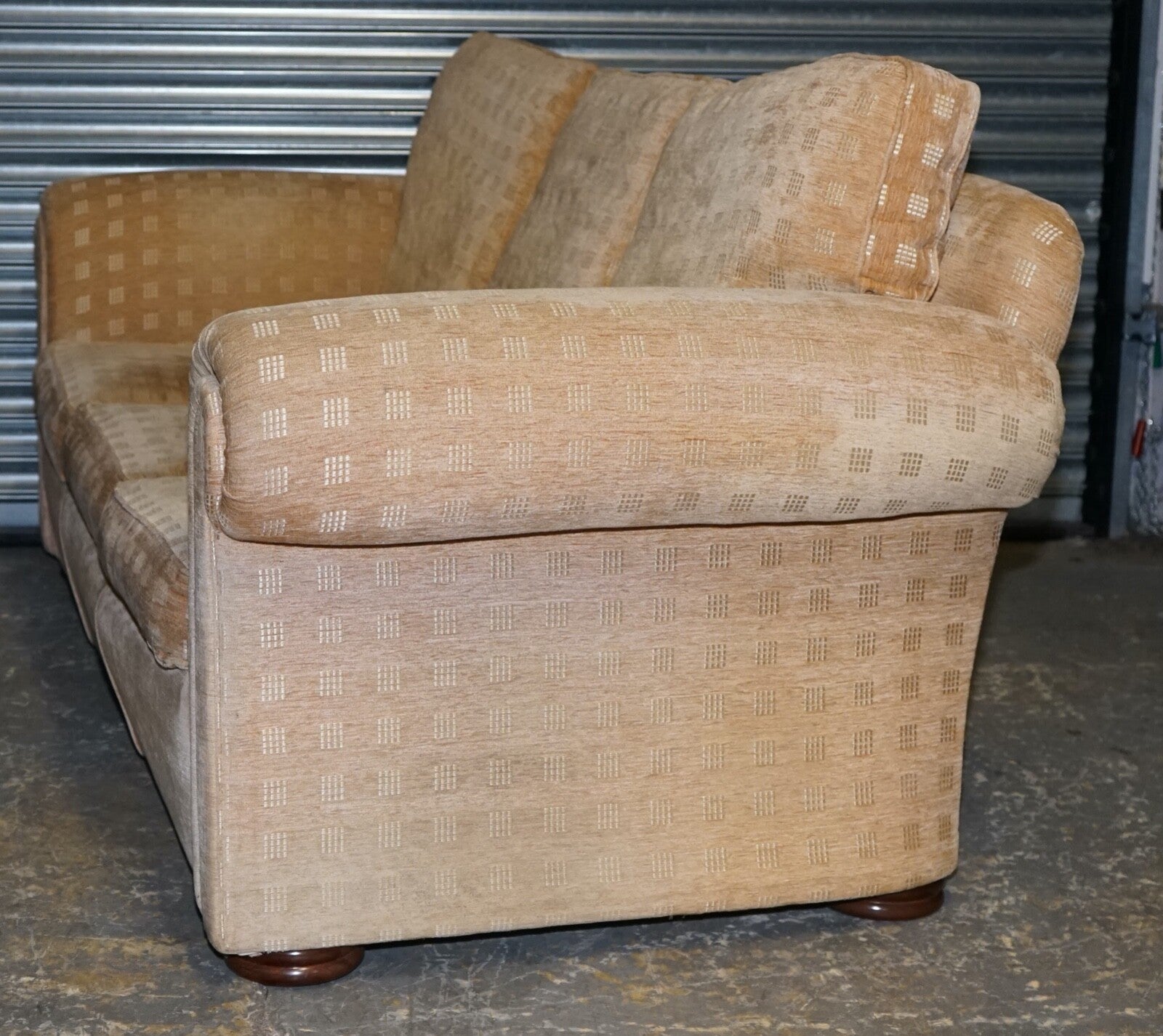 STUNNING DURESTA THREE SEATER WALDORF SOFA IN GOLD CHECKERED FABRIC