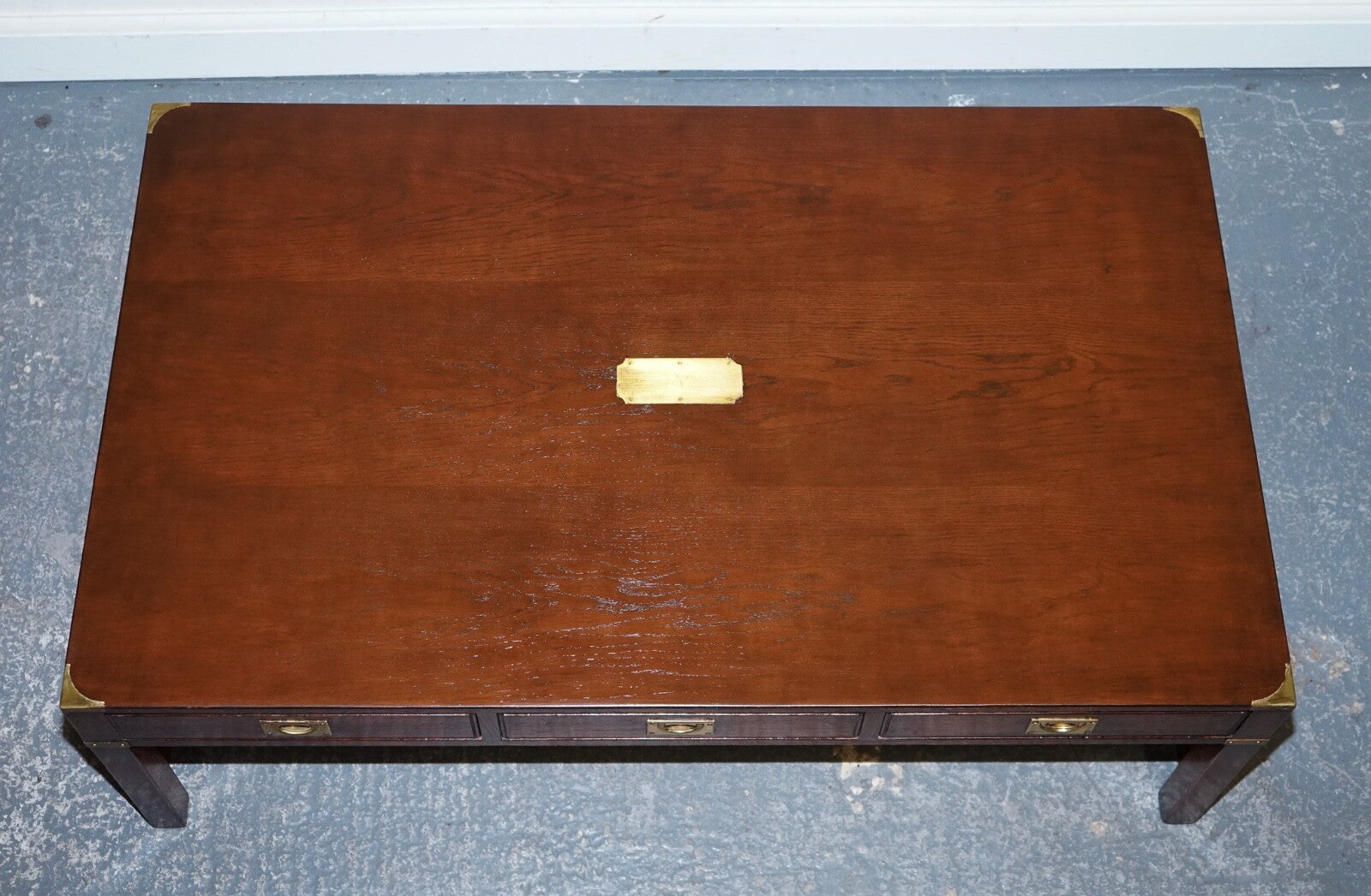 STUNNING MILITARY CAMPAIGN REH KENNEDY COFFEE TABLE WITH THREE DEEP DRAWERS