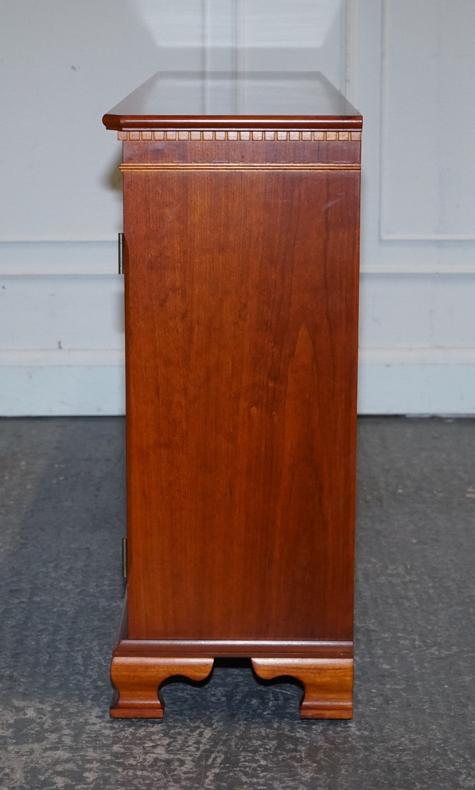 VINTAGE YEW WOOD GLAZED BOOKCASE SIDEBOARD TRIPLE DOOR DISPLAY CABINET