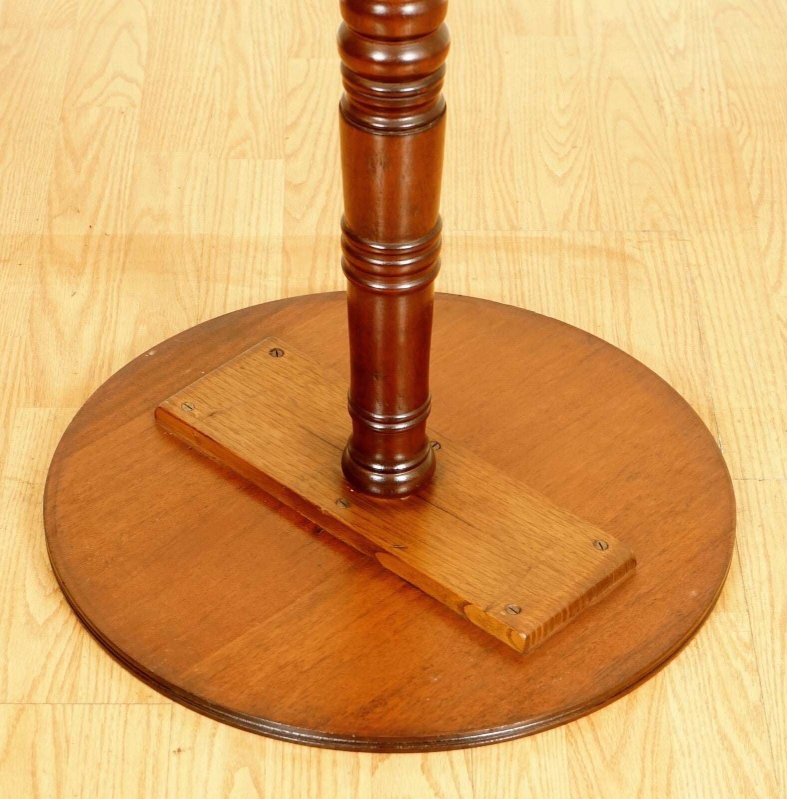 STUNNING VICTORIAN SIDE TABLE/WINE TABLE ON ELEGANT TRIPOD LEGS