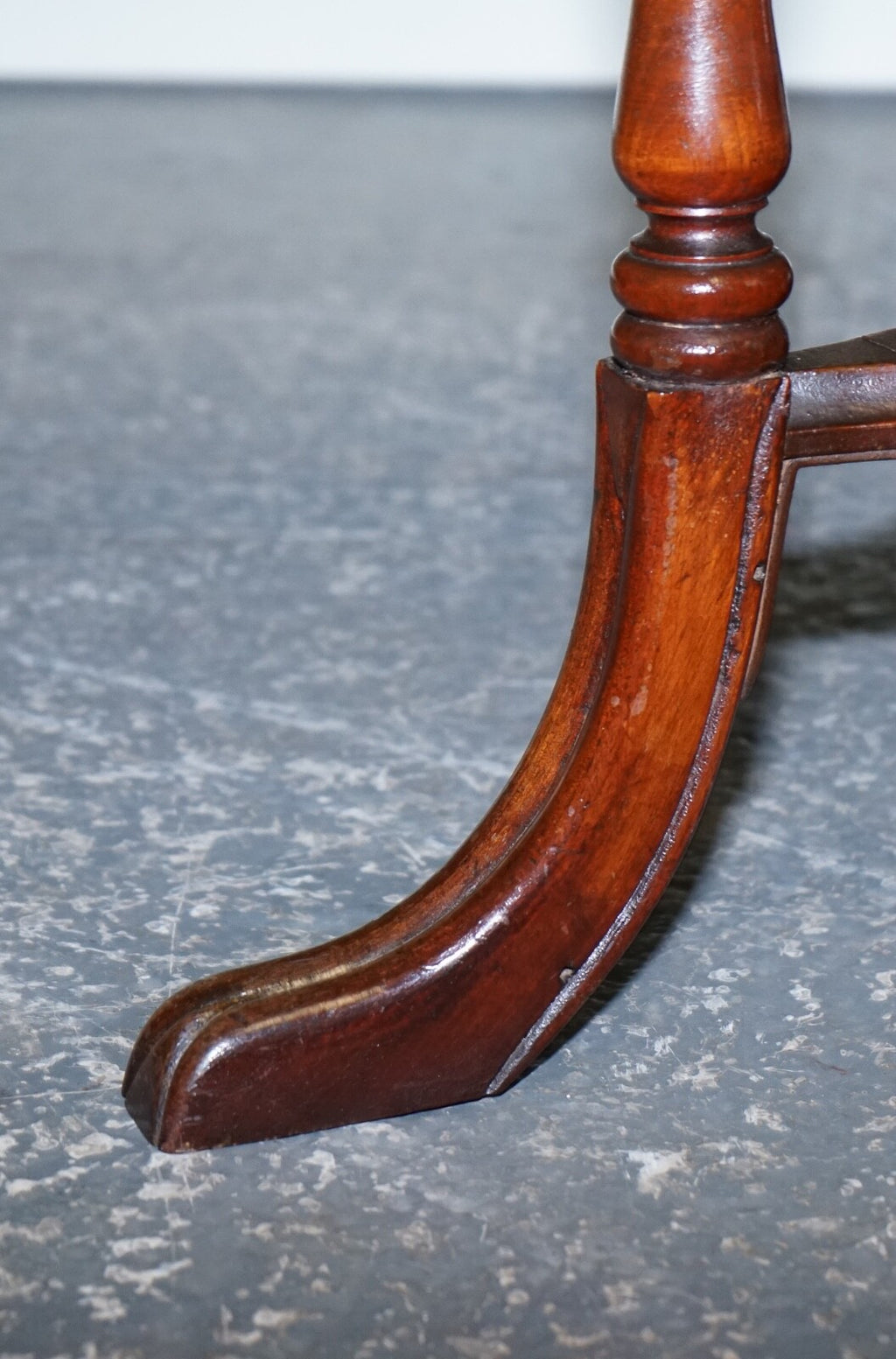 LOVELY RESTORED HARDWOOD HEXAGON SIDE TABLE WITH CURVED SPADE FEET