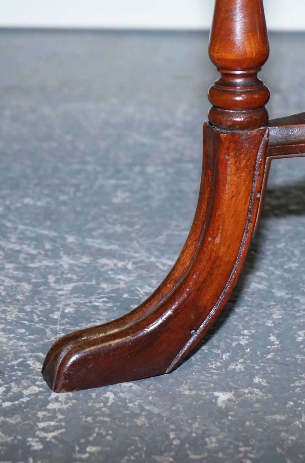 LOVELY RESTORED HARDWOOD HEXAGON SIDE TABLE WITH CURVED SPADE FEET