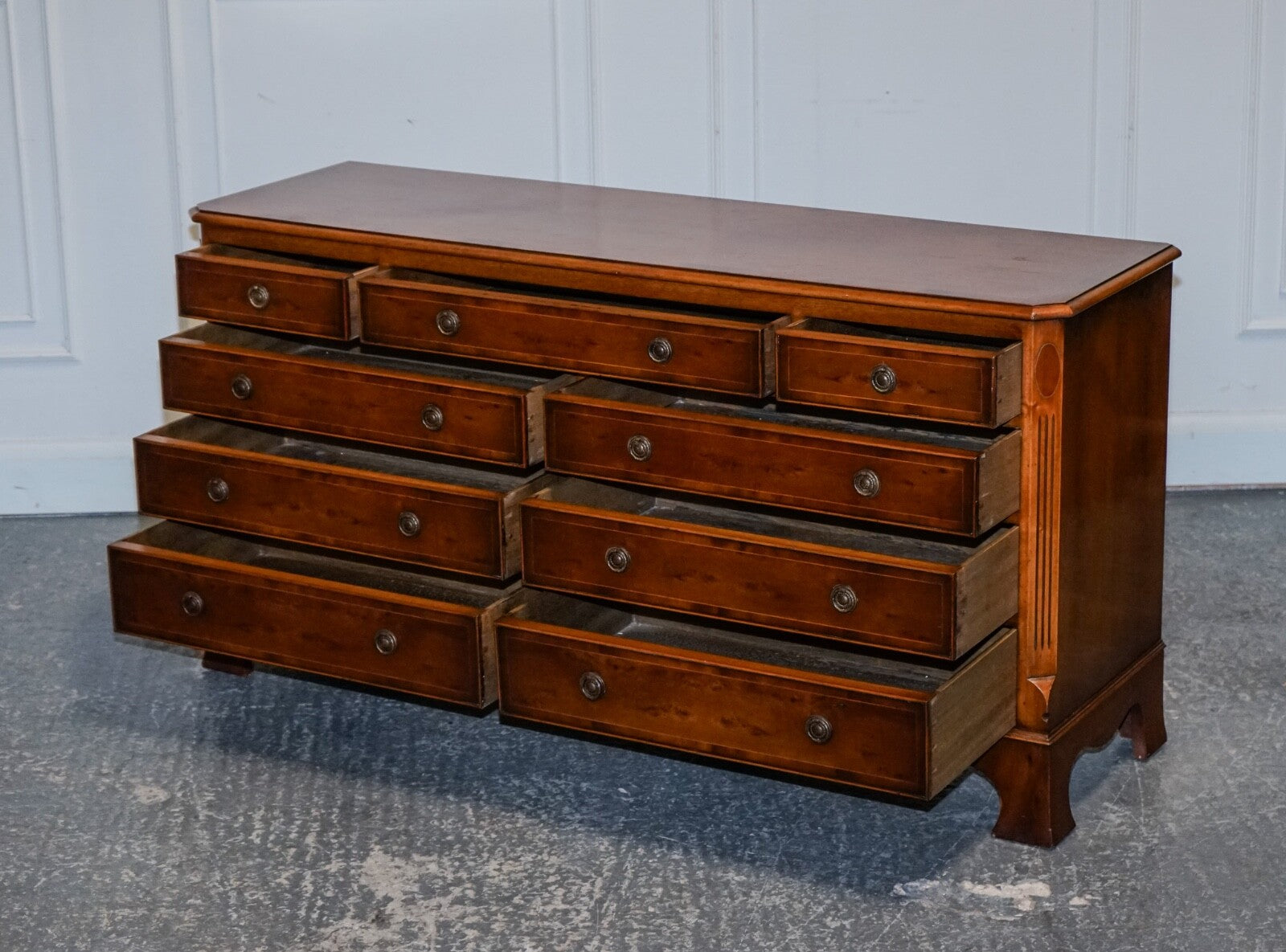 GEORGIAN STYLE H.G. HUDSON BURR WALNUT SIDEBOARD BANK OF DRAWERS QUALITY MADE