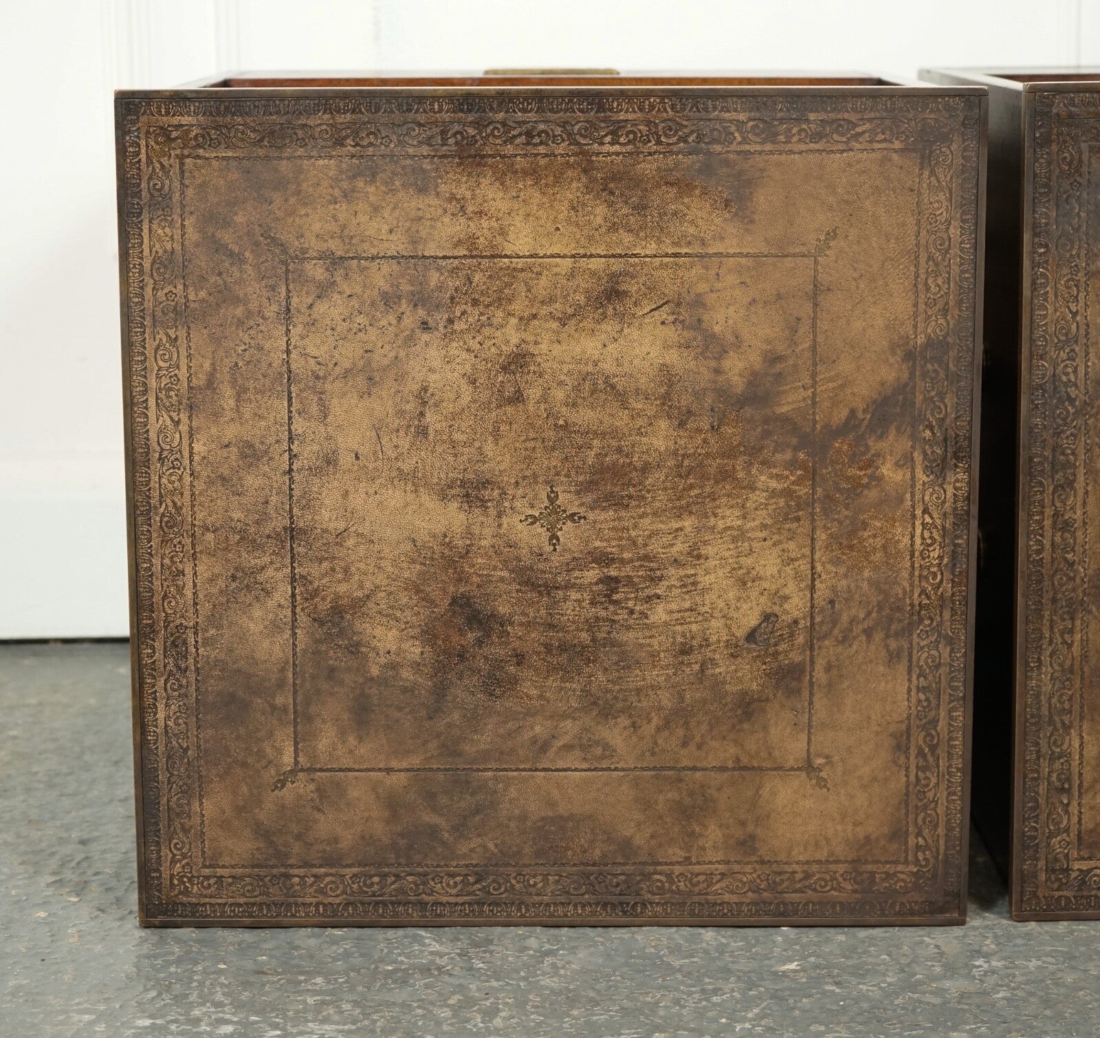 VINTAGE PAIR OF MILITARY CAMPAIGN BEDSIDE TABLES NIGHTSTANDS BROWN LEATHER TOPJ1