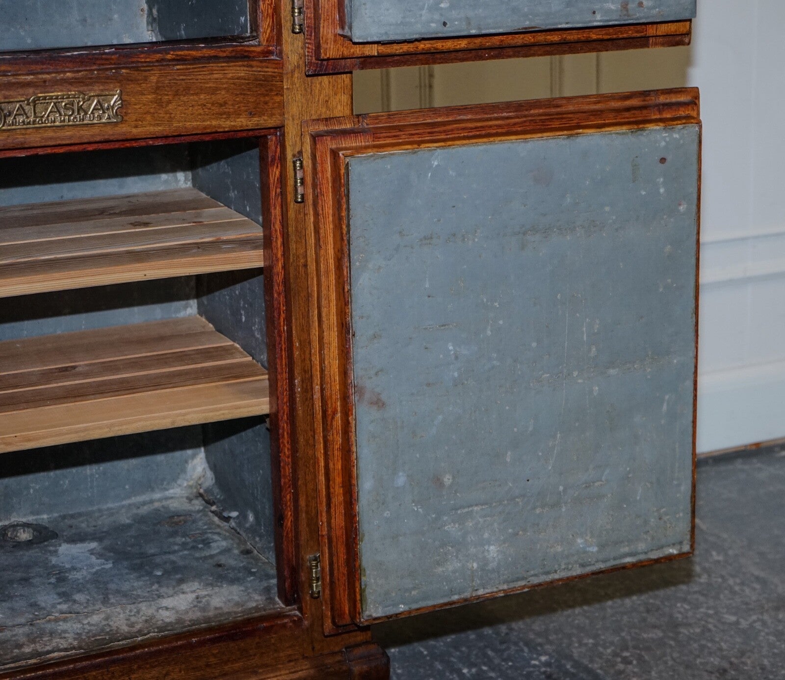 CIRCA 1900'S LARGE NORTH AMERICAN ALASKA MUSKEGON OAK LARDER ICE BOX COLLECTABLE