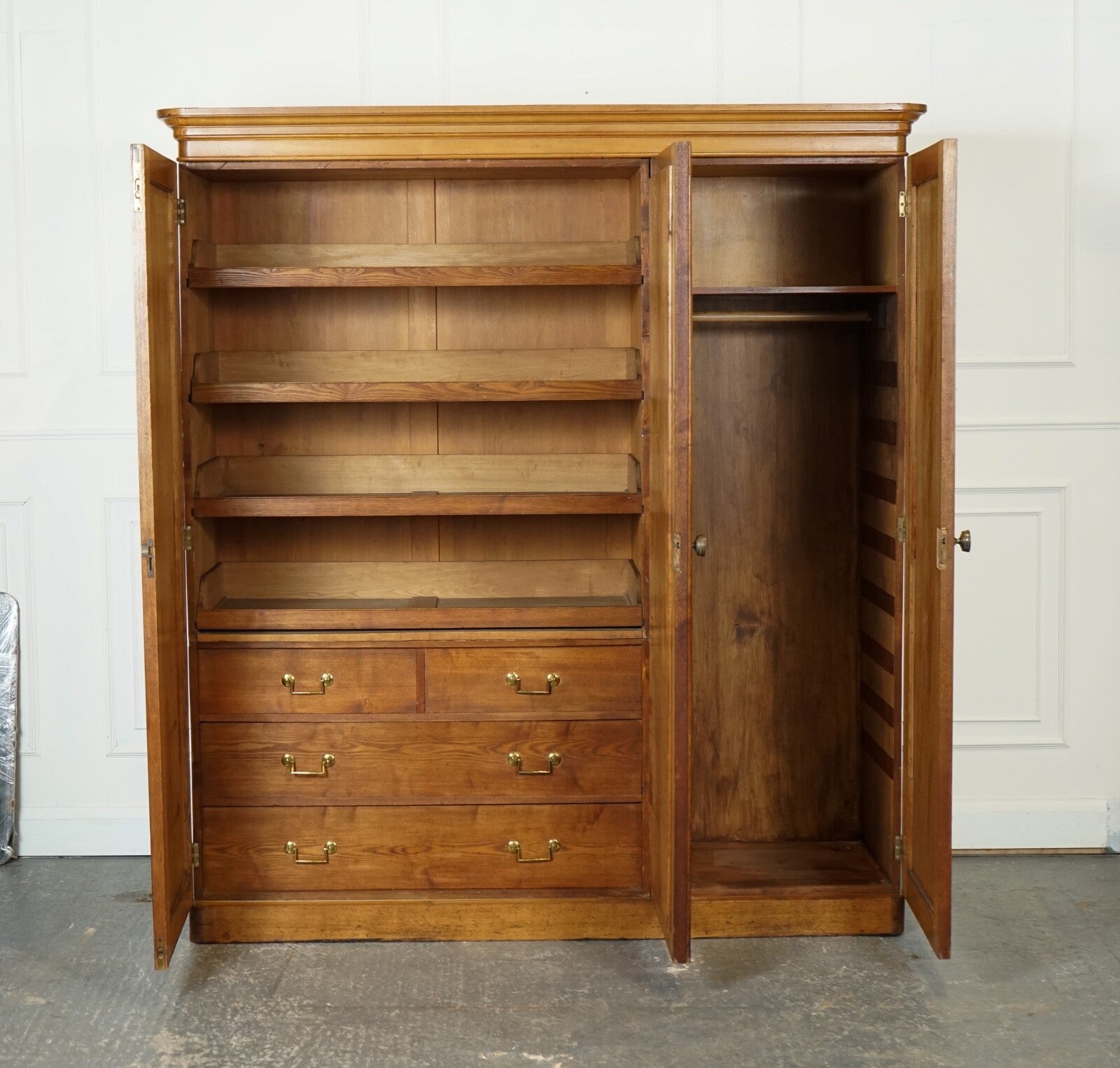 LATE ANTIQUE VICTORIAN OAK TRIPLE WARDROBE MADE BY MARSH JONES & CRIBB CIRCA1890