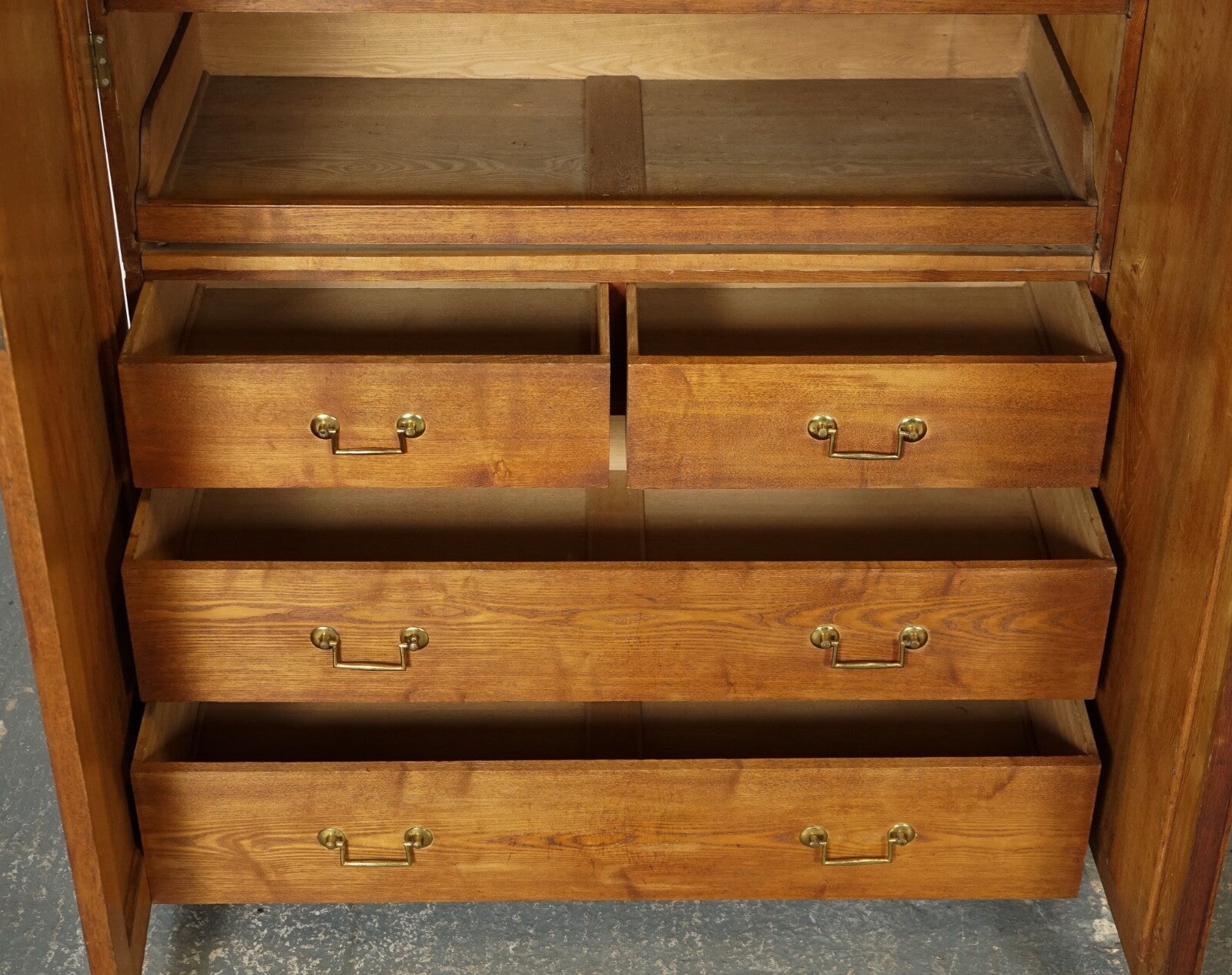 LATE ANTIQUE VICTORIAN OAK TRIPLE WARDROBE MADE BY MARSH JONES & CRIBB CIRCA1890