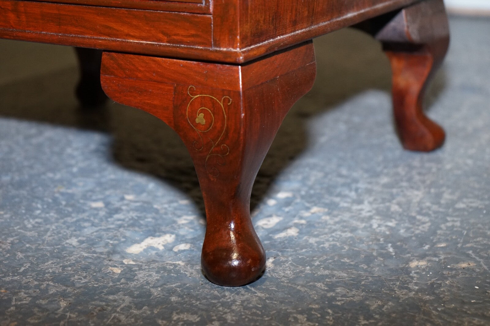 STUNNING PAIR OF BRASS INLIAD ANGLO INDIAN BEDSIDE TABLES NIGHTSTANDS