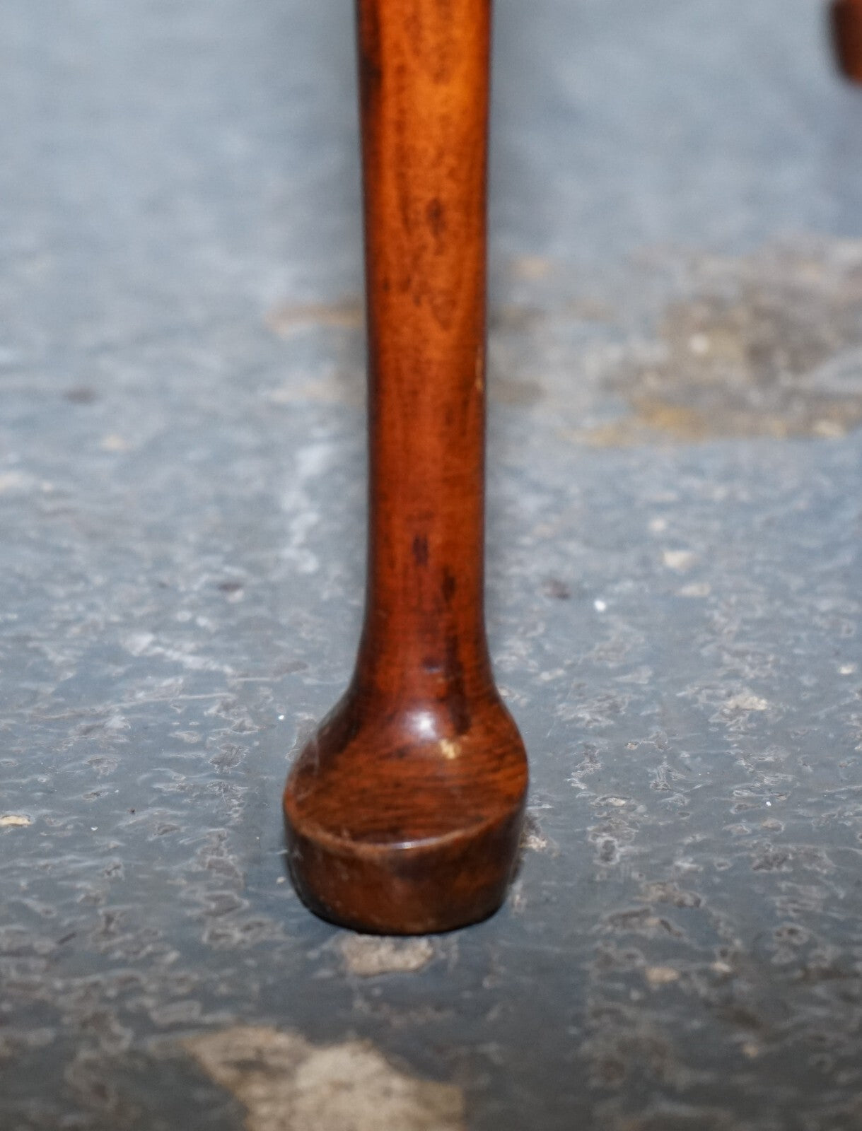 VINTAGE KIDNEY SHAPE FLAMED MAHOGANY NEST OF THREE TABLES QUEEN ANNE LEGS