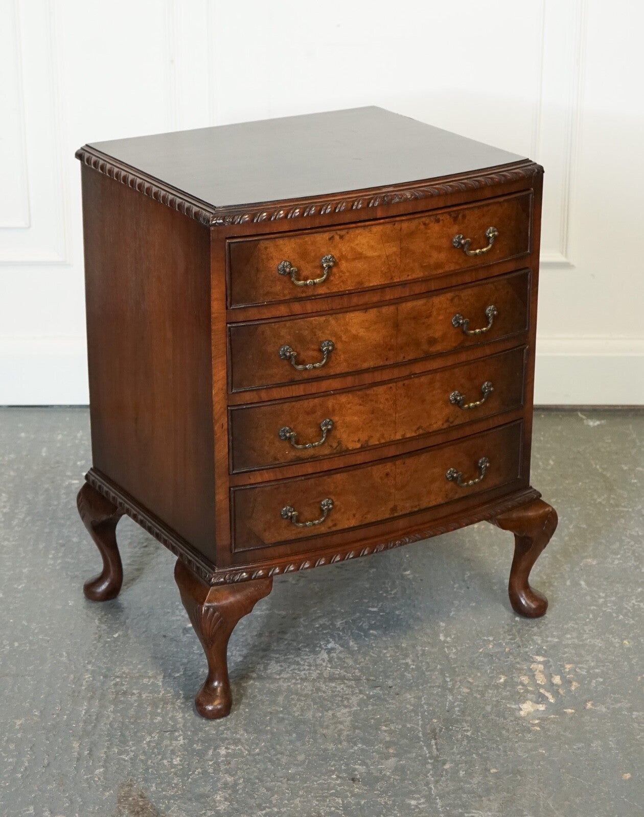 FIGURED VICTORIAN WALNUT BOW FRONTED CHEST OF DRAWERS RAISED ON QUEEN ANNE LEGS