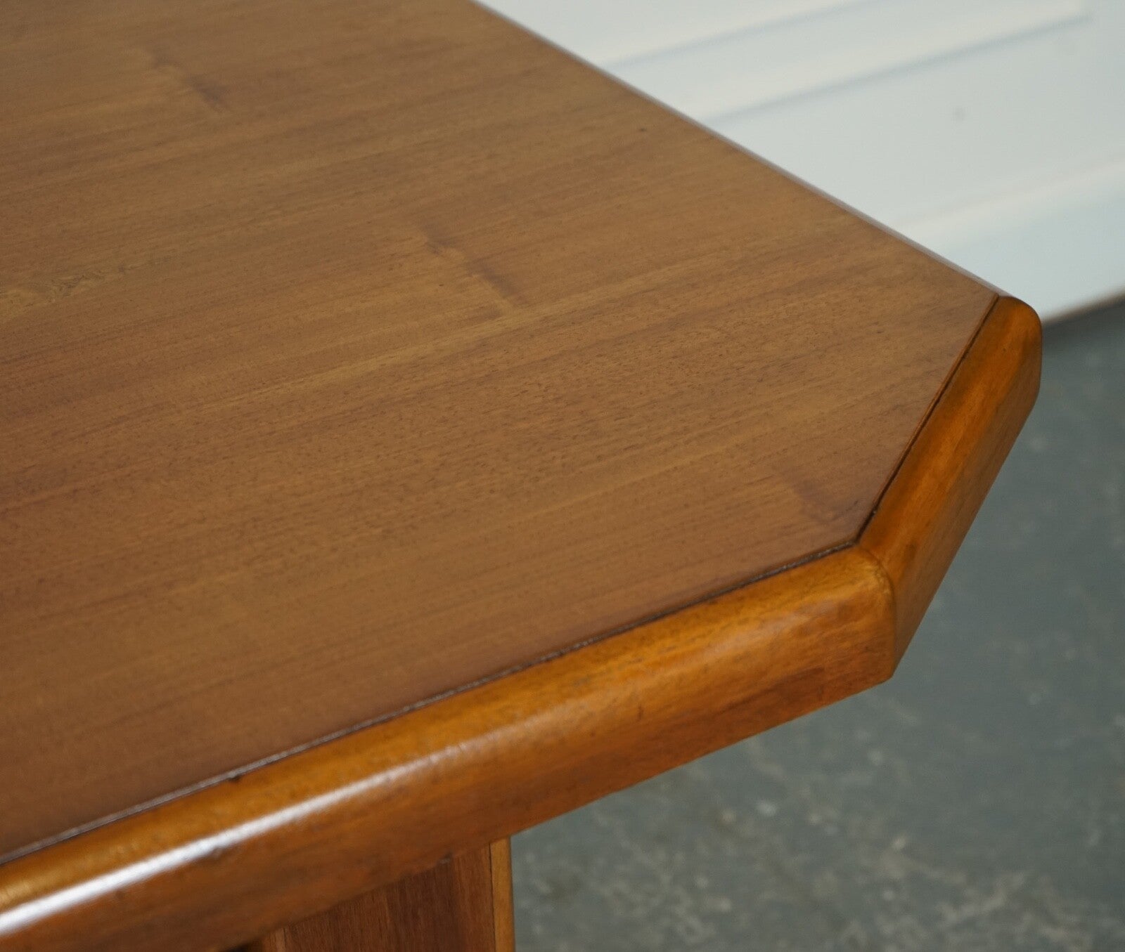 VINTAGE ART DECO WALNUT DINING TABLE 4 TO 6 PERSON J1