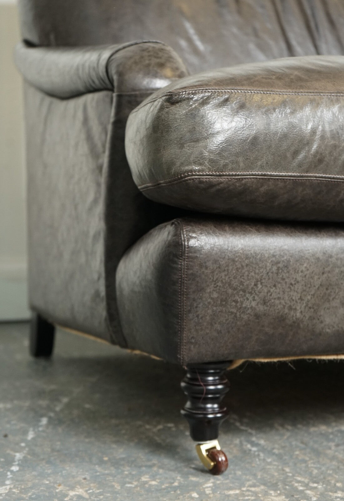 EXQUiSITE HOWARD STYLE HERITAGE GREY LEATHER SOFA (2/2) J1