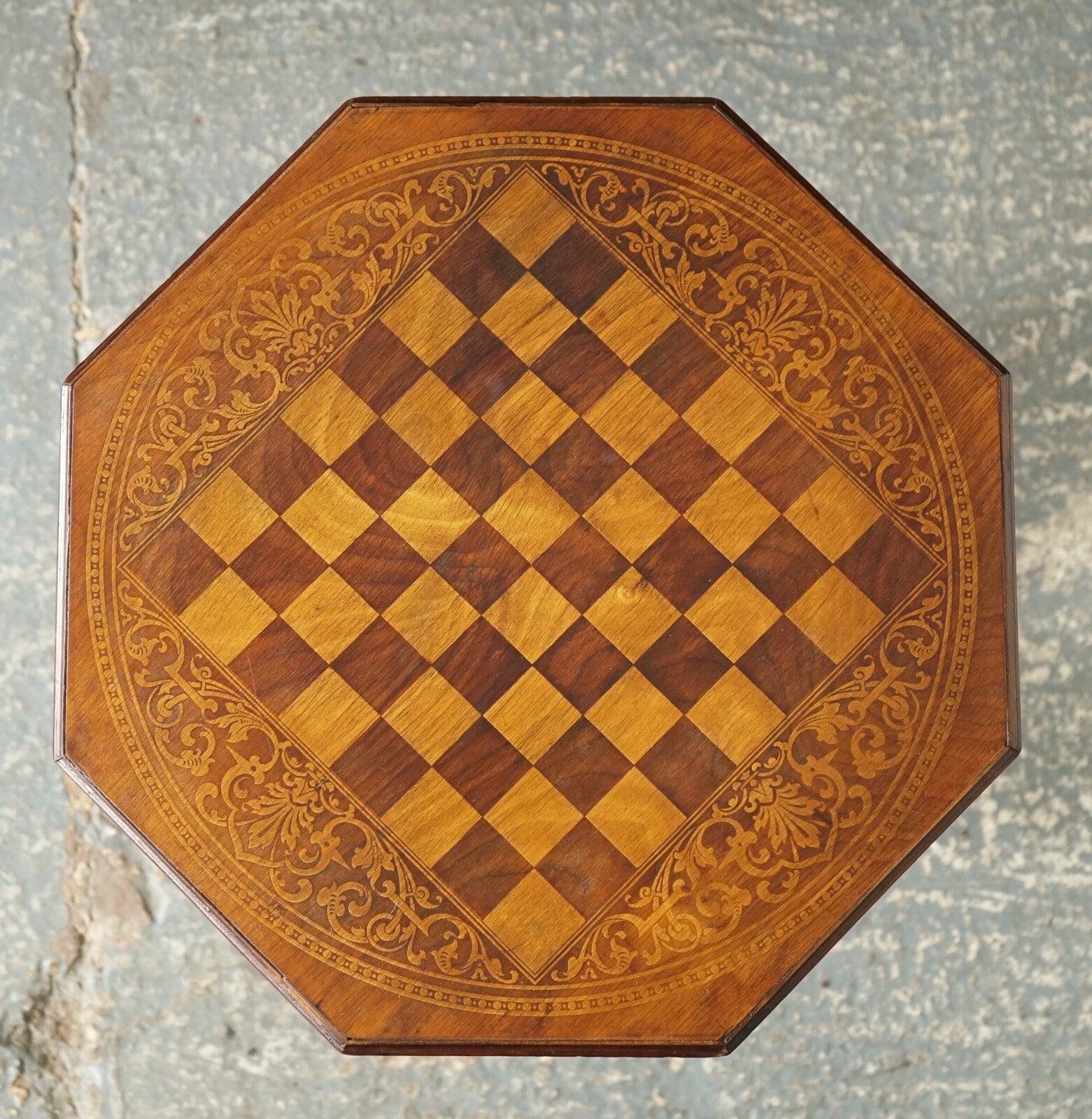 STUNNING ANTIQUE ITALIAN CHESS SIDE END LAMP TABLE WITH CARVED LEGS