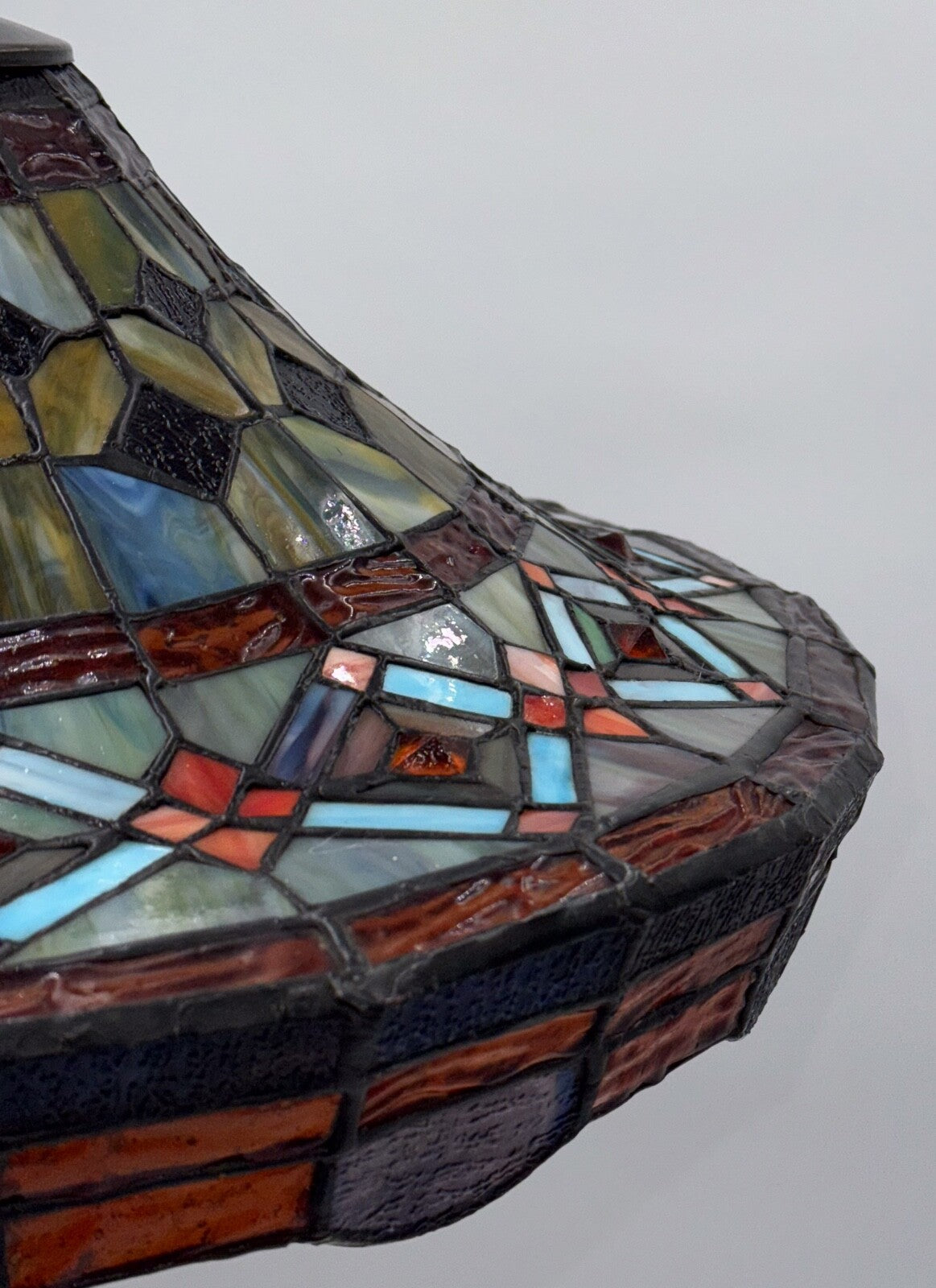 BEAUTIFUL VINTAGE TIFFANY STYLE STAINED GLASS GEOMETRY LAMP