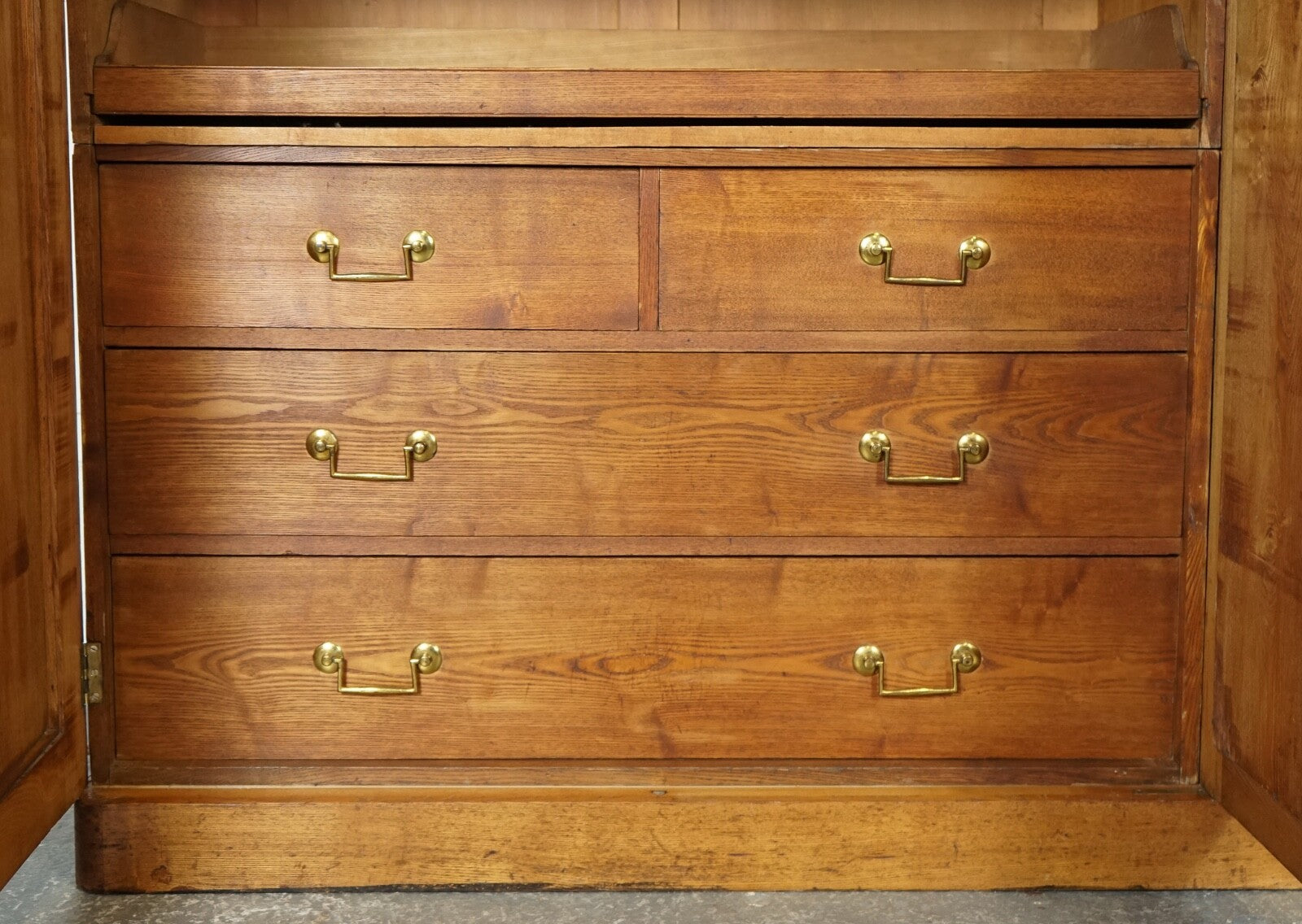 LATE ANTIQUE VICTORIAN OAK TRIPLE WARDROBE MADE BY MARSH JONES & CRIBB CIRCA1890