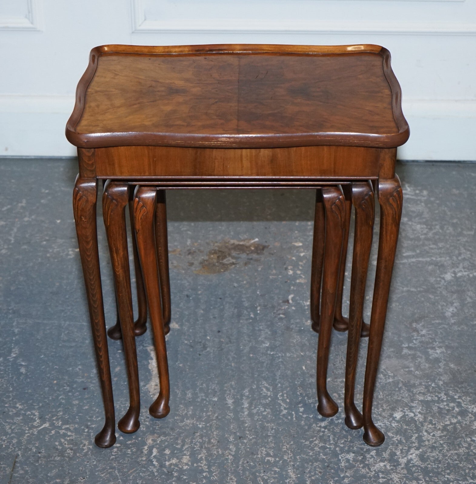 1920'S ART DECO BURR WALNUT NEST OF THREE TABLE QUEEN ANNE LEGS