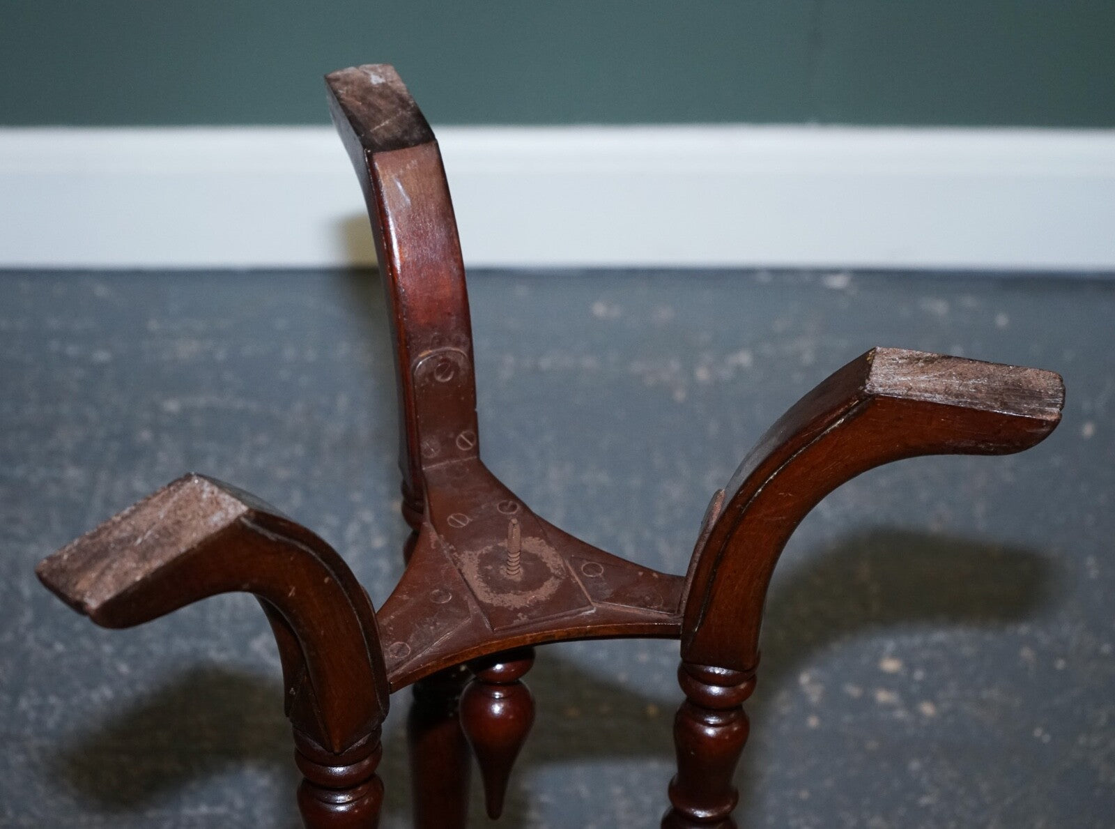 LOVELY RESTORED HARDWOOD HEXAGON SIDE TABLE WITH CURVED SPADE FEET