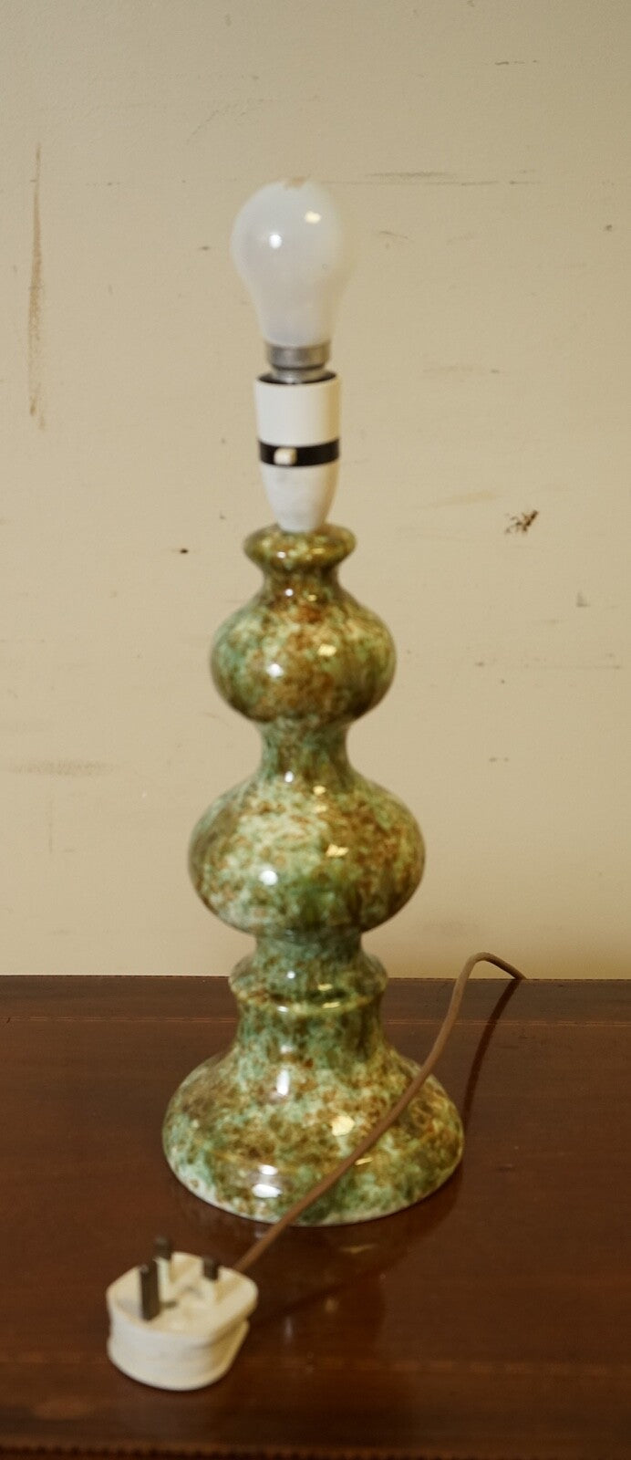 VINTAGE SINGLE GREEN CERAMIC TABLE LAMP