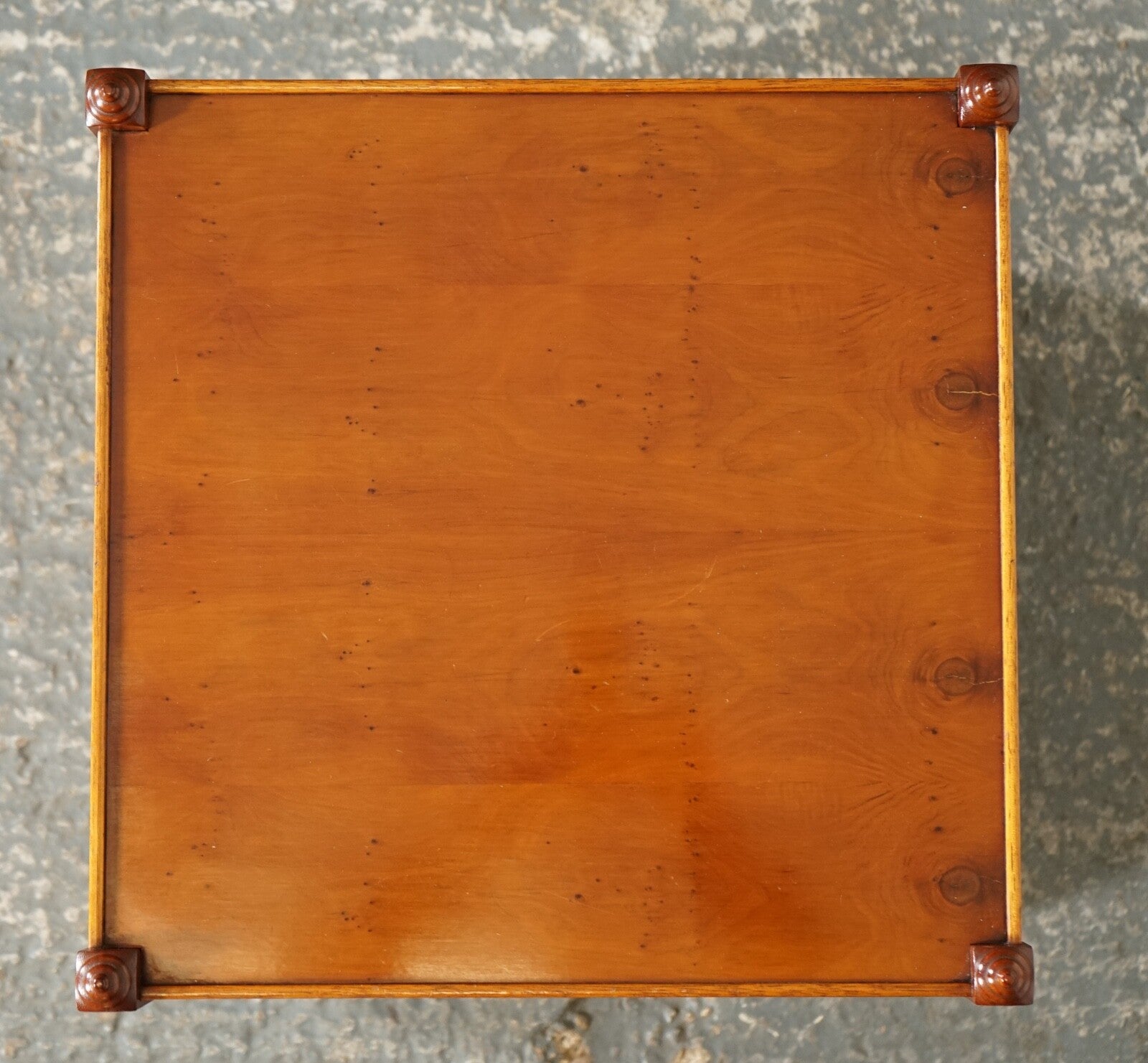 PAIR OF YEW WOOD TWO TIER GEORGIAN STYLE BEDSIDE SIDE END WINE LAMP TABLES