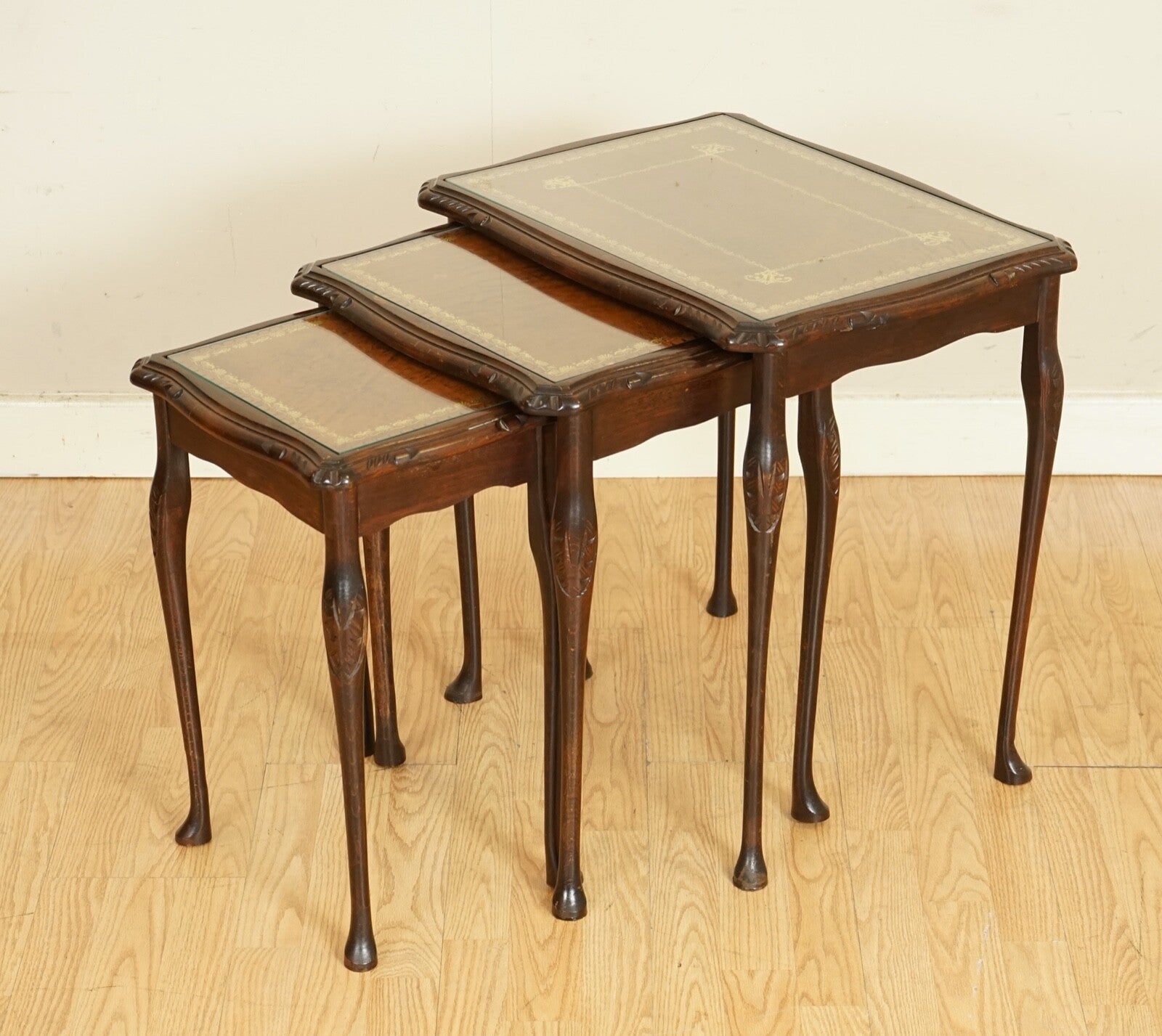 MAHOGANY NEST OF TABLES QUEEN ANNE STYLE LEGS WITH BROWN EMBOSSED LEATHER TOP