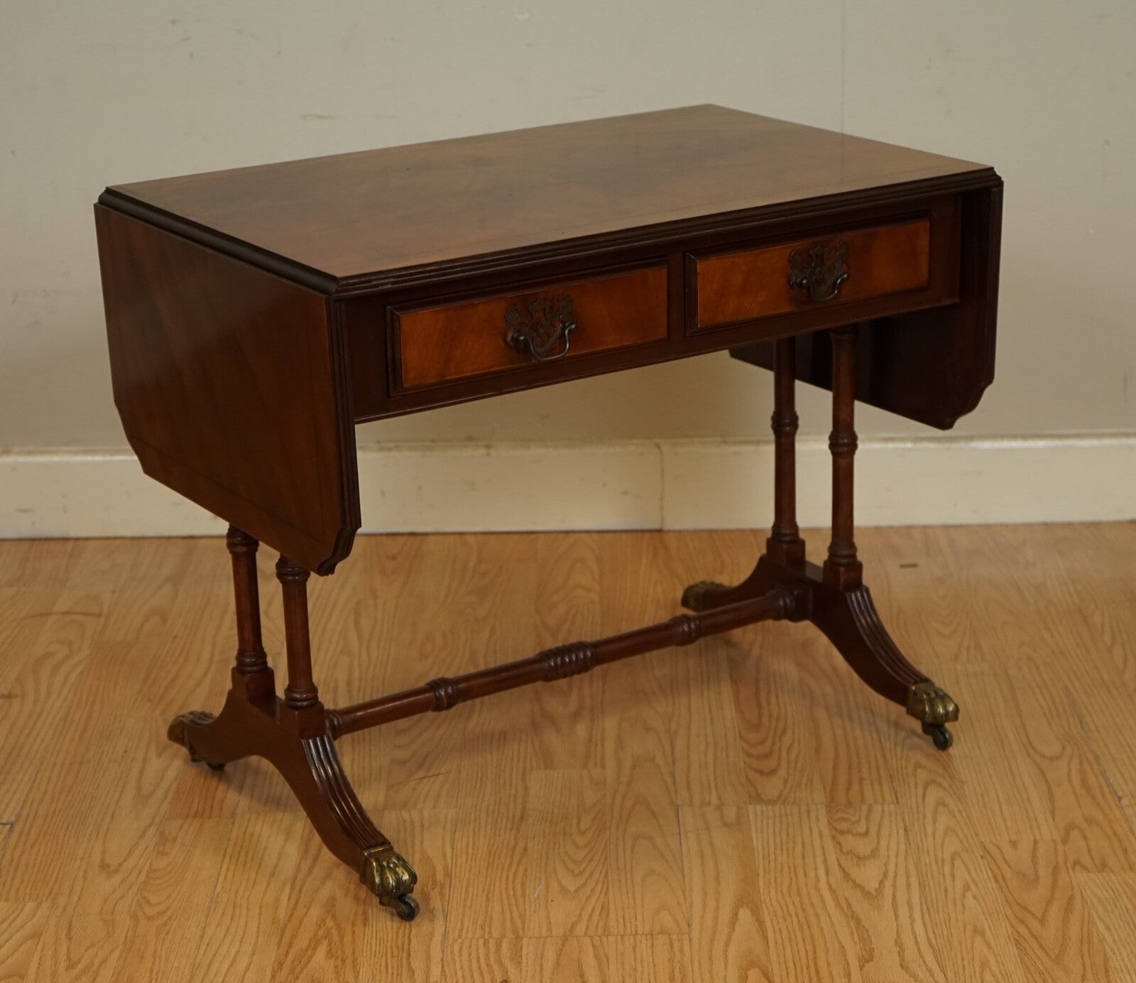 LOVELY VINTAGE FLAMED MAHOGANY EXTENDING DROP LEAF SIDE END TABLE