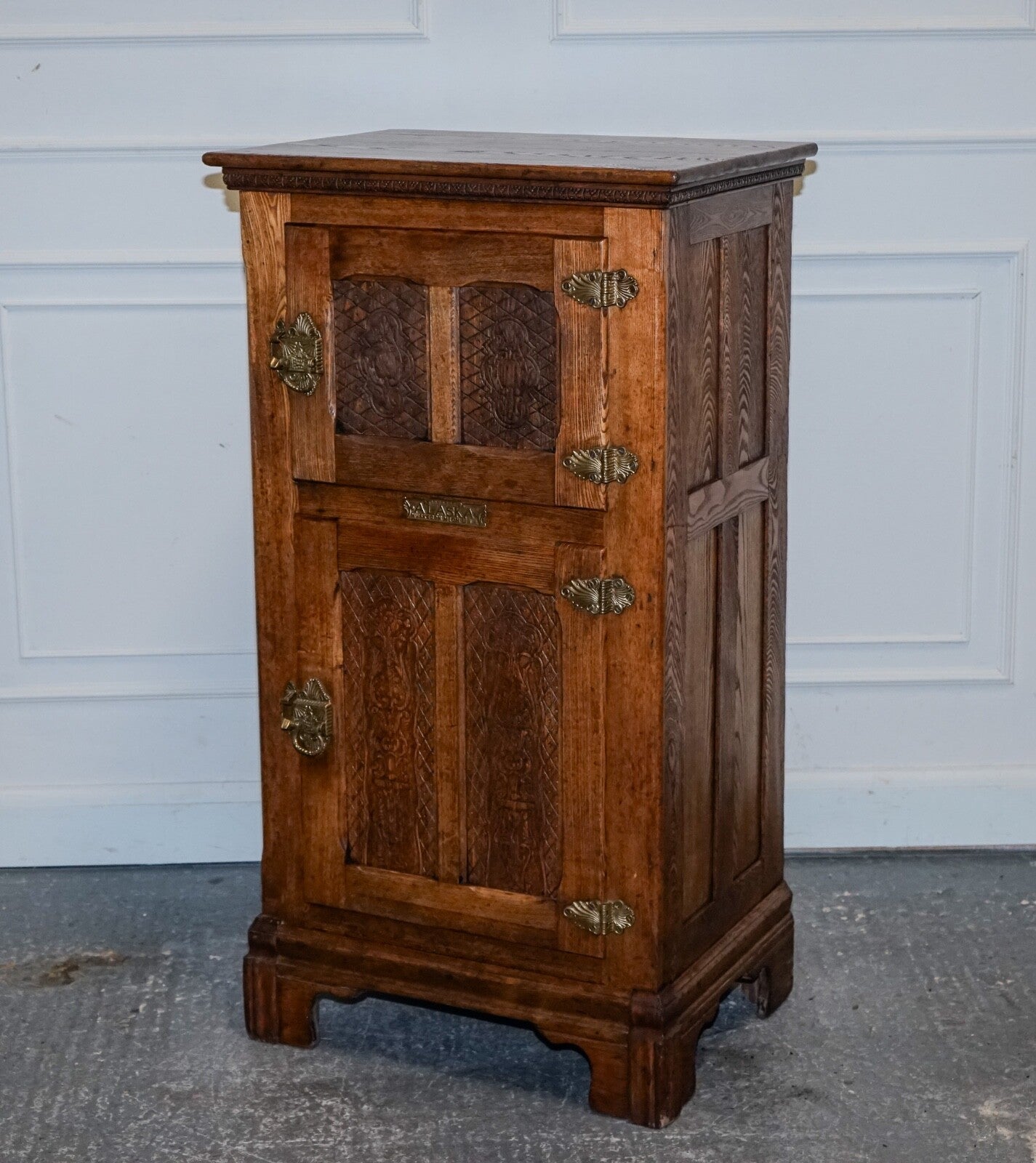 CIRCA 1900'S LARGE NORTH AMERICAN ALASKA MUSKEGON OAK LARDER ICE BOX COLLECTABLE