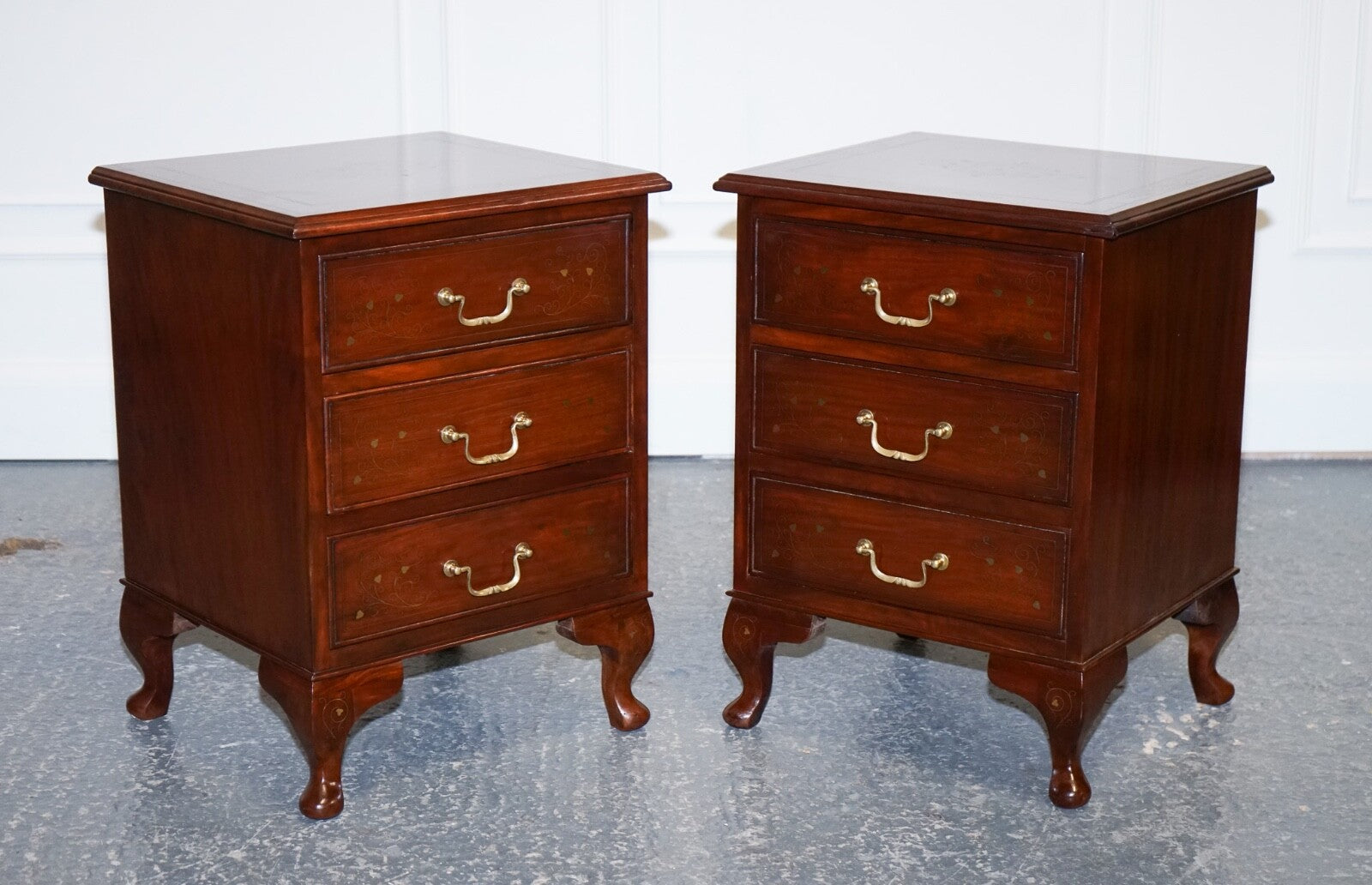 STUNNING PAIR OF BRASS INLIAD ANGLO INDIAN BEDSIDE TABLES NIGHTSTANDS