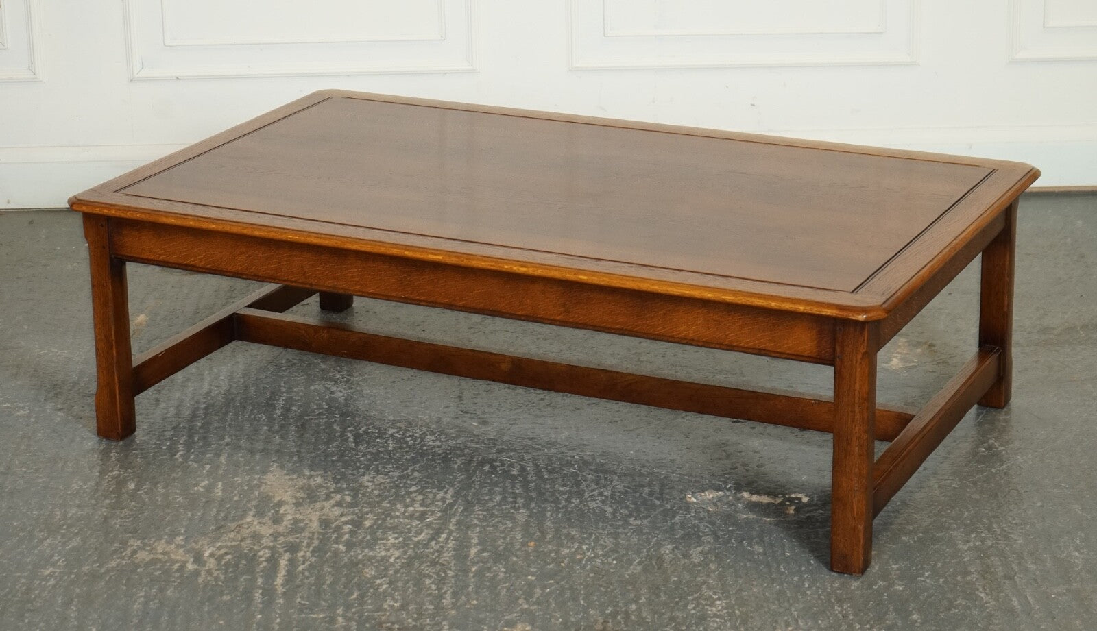 STUNNING LARGE OAK VINTAGE COFFEE TABLE WITH NICE GRAIN OAK TOP AND H FRAME