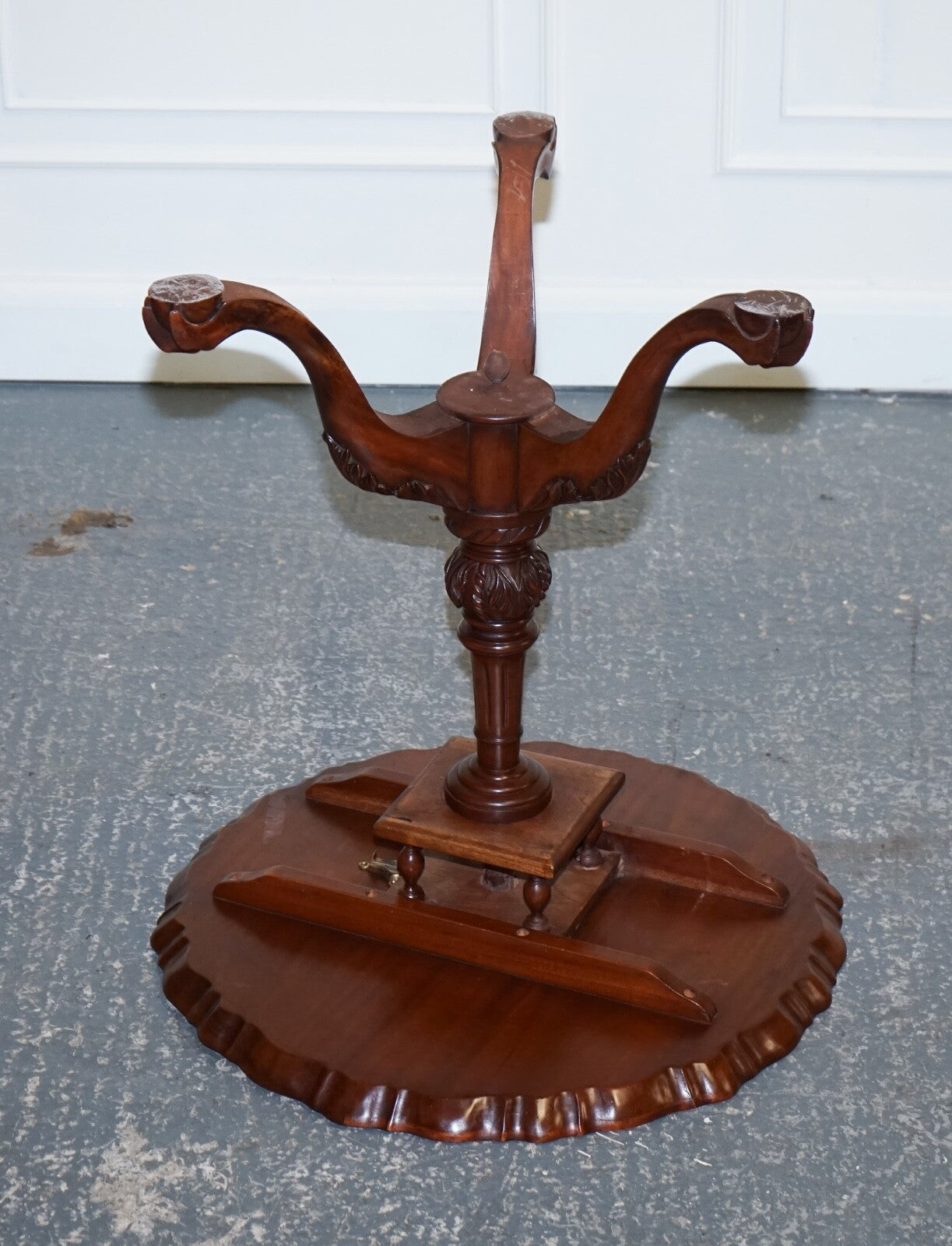 LOVELY LARGE HARDWOOD LARGE PIE CRUST TILT TOP SIDE WINE PLANT LAMP TABLE