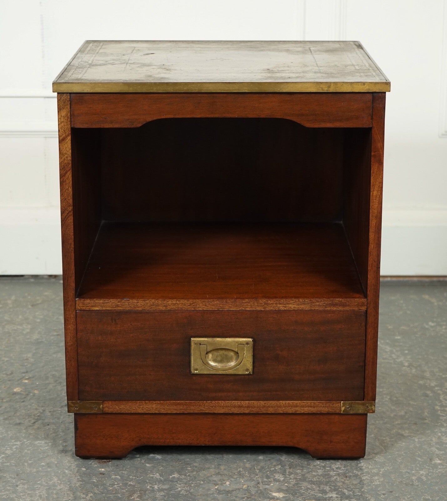 VINTAGE PAIR OF MILITARY CAMPAIGN BEDSIDE TABLES NIGHTSTANDS BROWN LEATHER TOPJ1