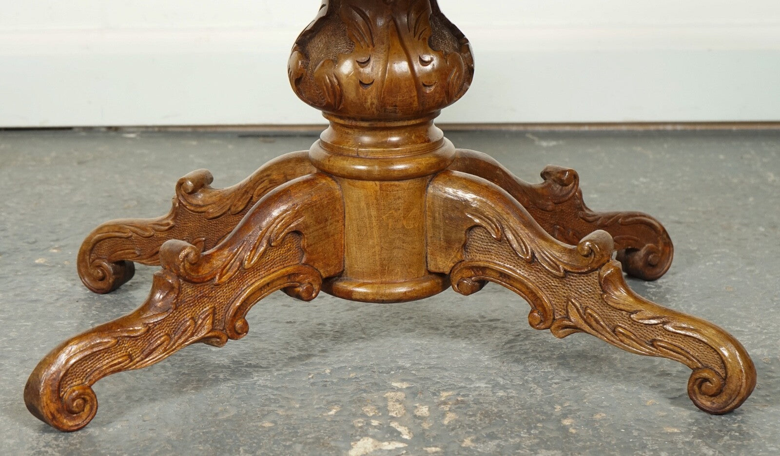 VINTAGE ITALIAN WALNUT BAROQUE COFFEE TABLE J1