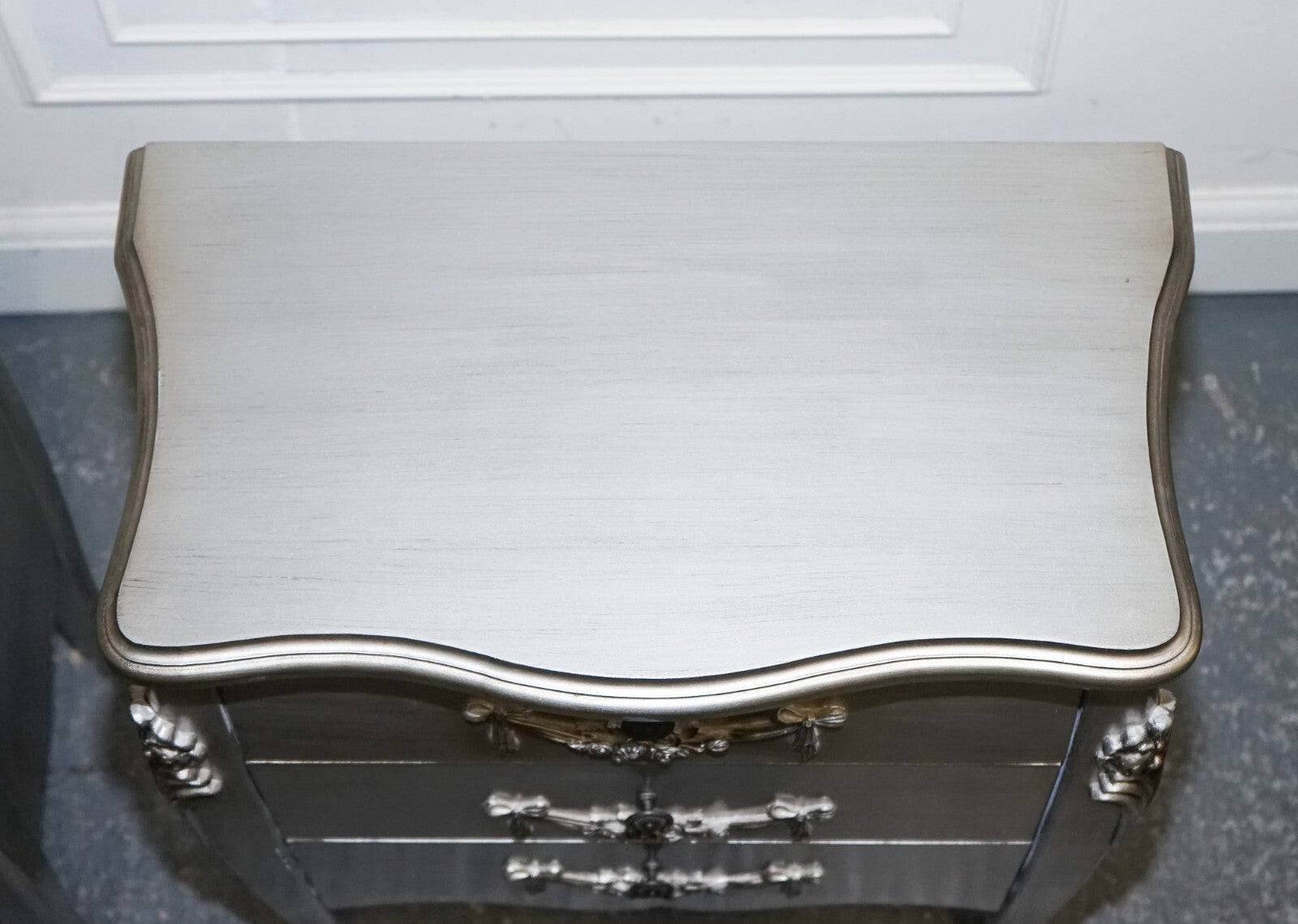 LOVELY FRENCH GREY SILVER BAROQUE STYLE 3 DRAWER BEDSIDE TABLES CHEST OF DRAWERS