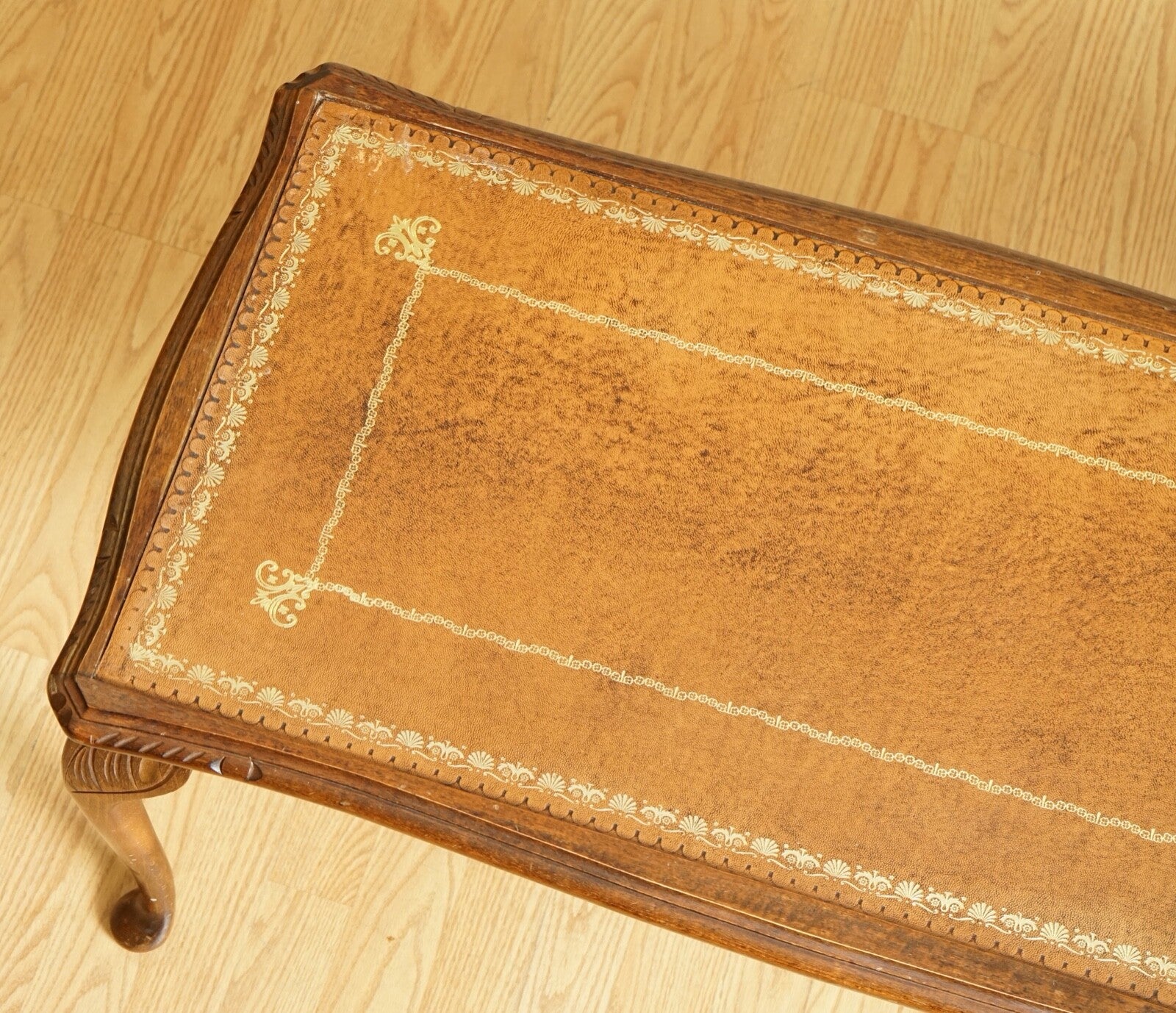 STUNNING VINTAGE BROWN LEATHER TOP COFFE TABLE WITH QUEEN ANNE LEGS