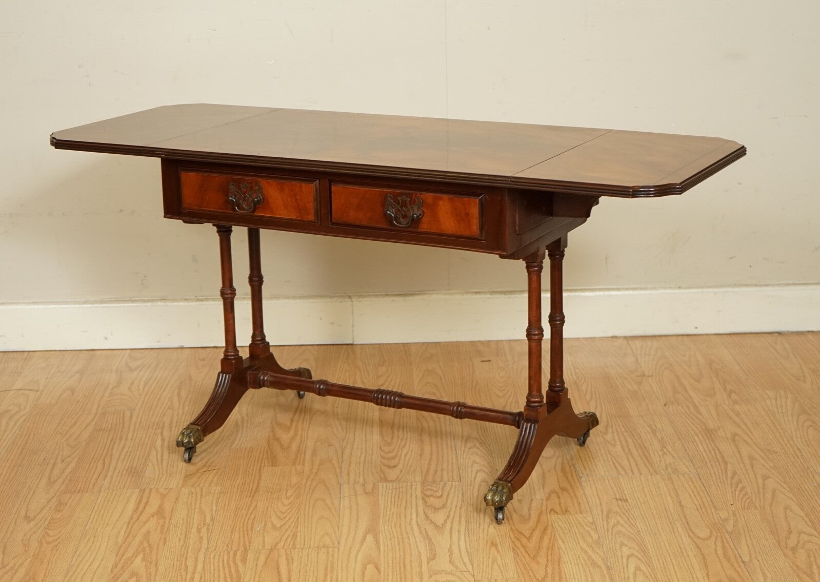LOVELY VINTAGE FLAMED MAHOGANY EXTENDING DROP LEAF SIDE END TABLE