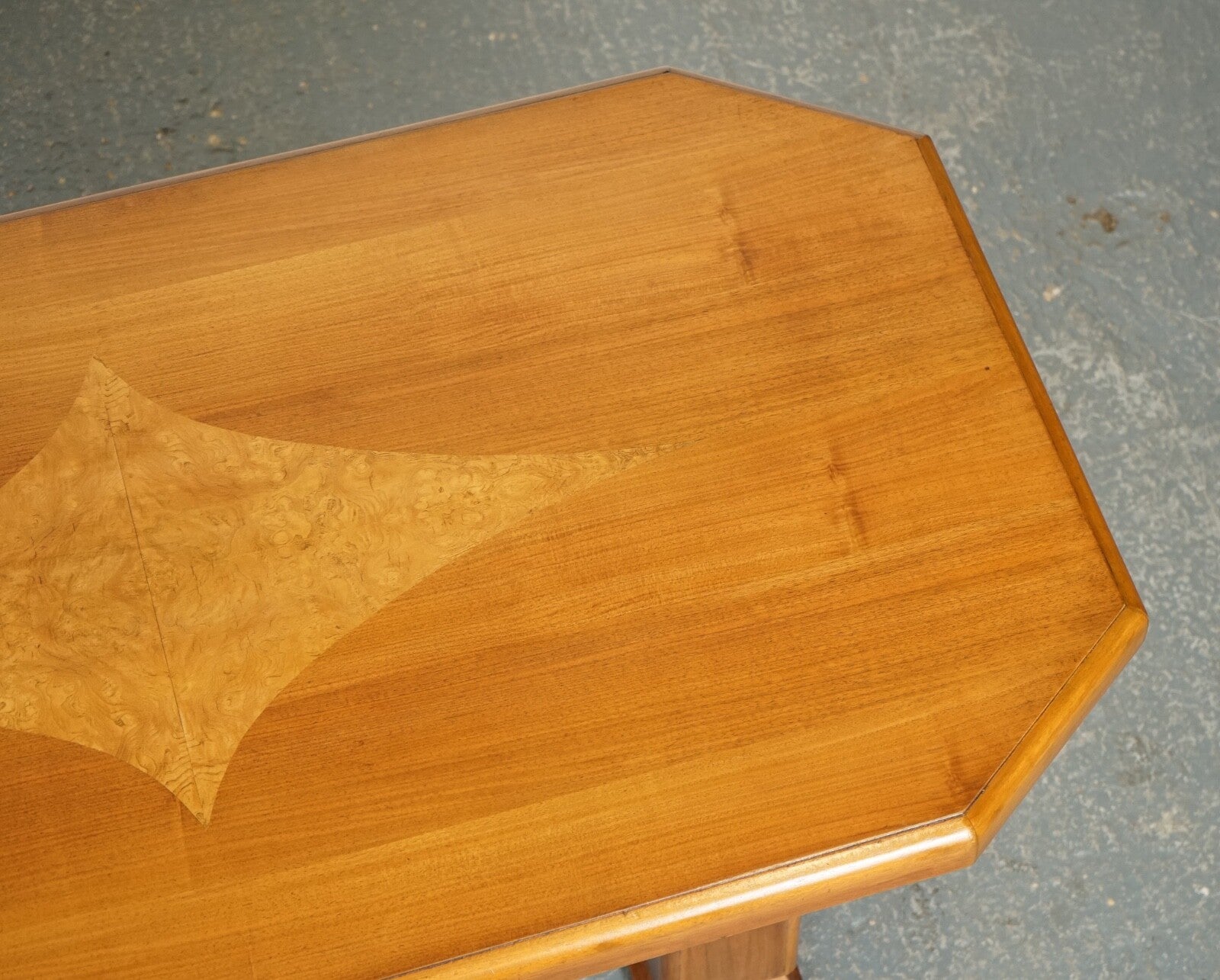 VINTAGE ART DECO WALNUT DINING TABLE 4 TO 6 PERSON J1