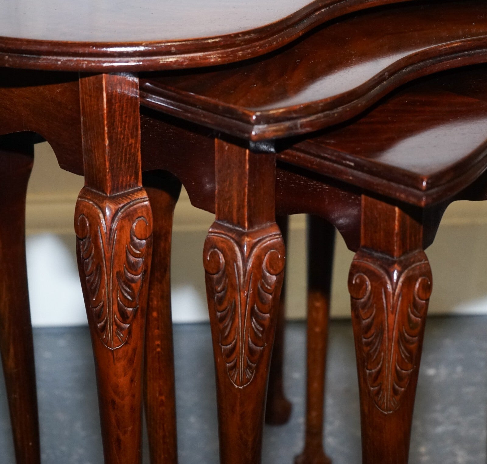 VINTAGE KIDNEY SHAPE FLAMED MAHOGANY NEST OF THREE TABLES QUEEN ANNE LEGS
