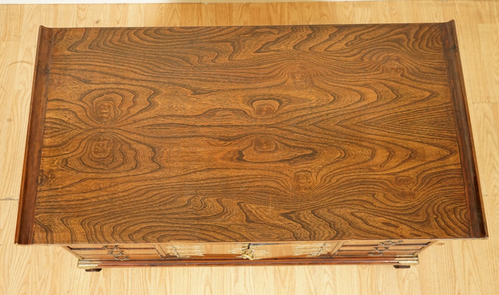 STUNNING LATE 19TH CENTRY KOREAN ELM COFFEE TABLE WITH LOTS OF DRAWERS