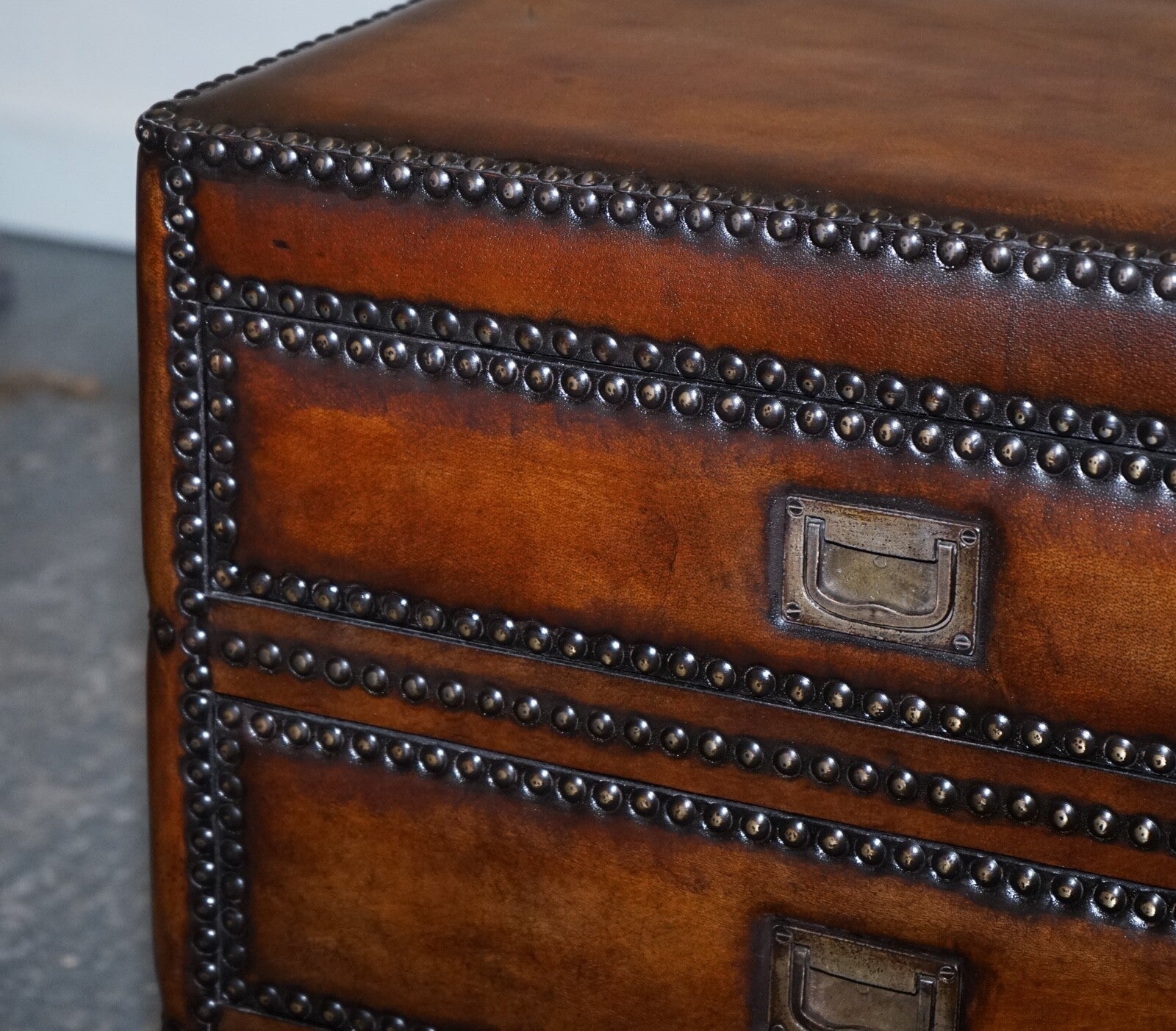 LUXURY PAIR OF RESTORED HAND DYED LEATHER MILITARY CAMPAIGN BEDSIDE NIGHTSTANDS