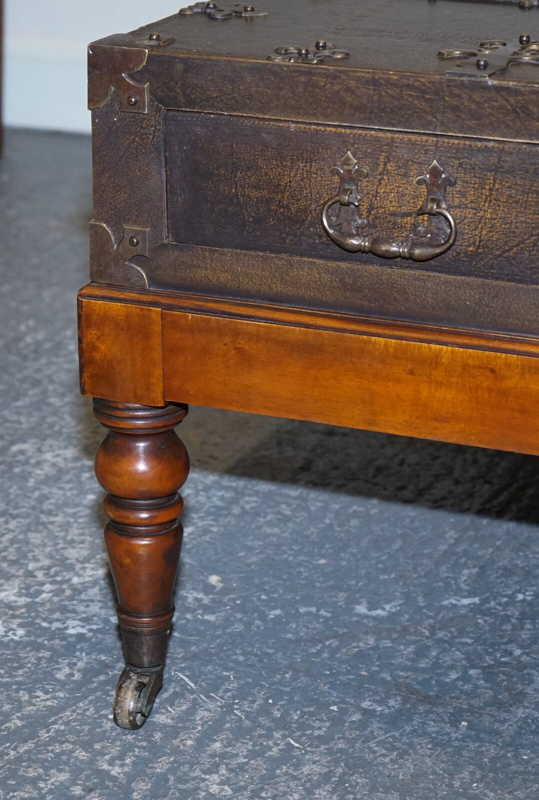 THEODORE ALEXANDER EXQUISITE LARGE COFFEE TABLE DRAWERS ON BOTH SIDES