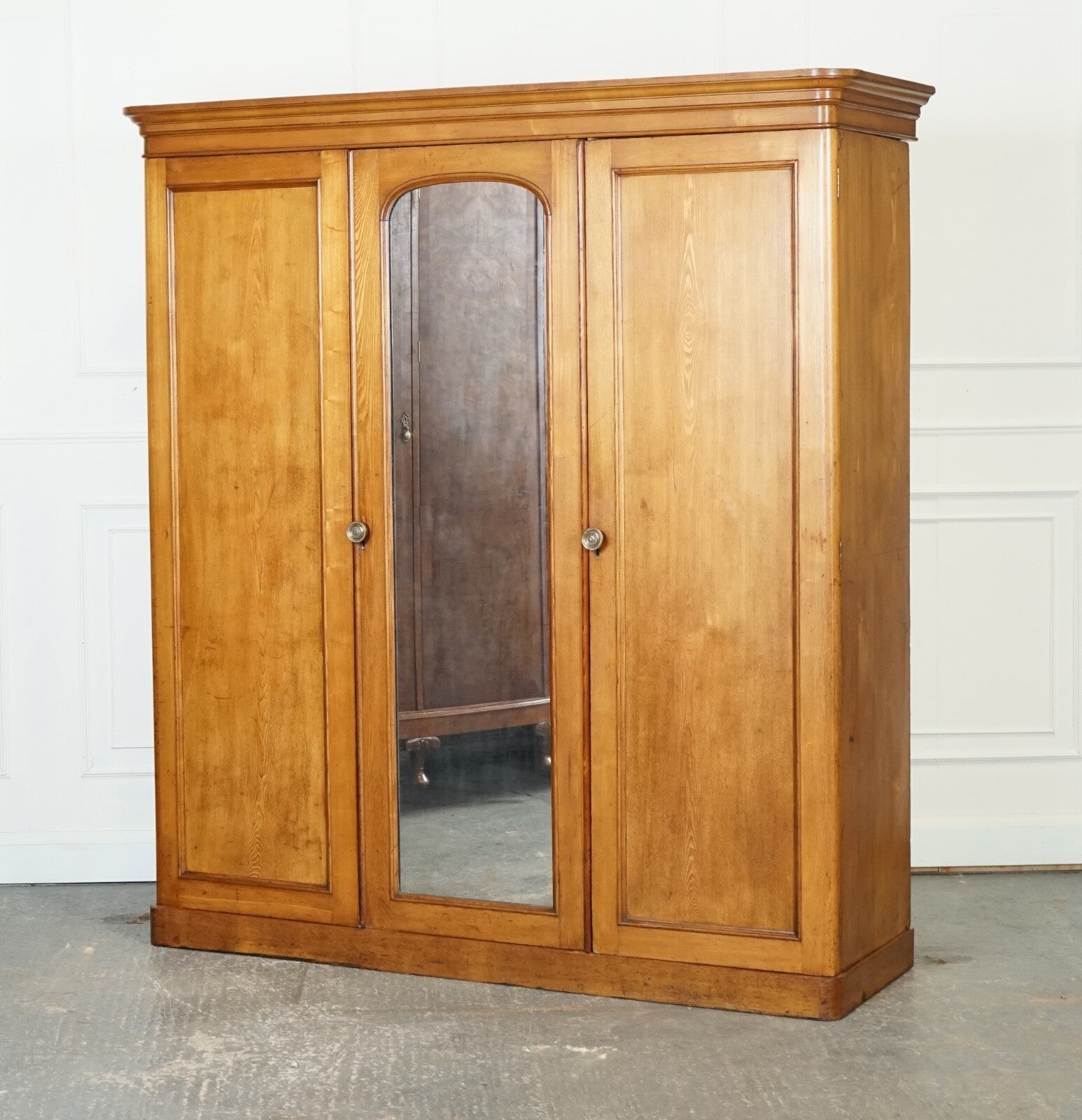 LATE ANTIQUE VICTORIAN OAK TRIPLE WARDROBE MADE BY MARSH JONES & CRIBB CIRCA1890