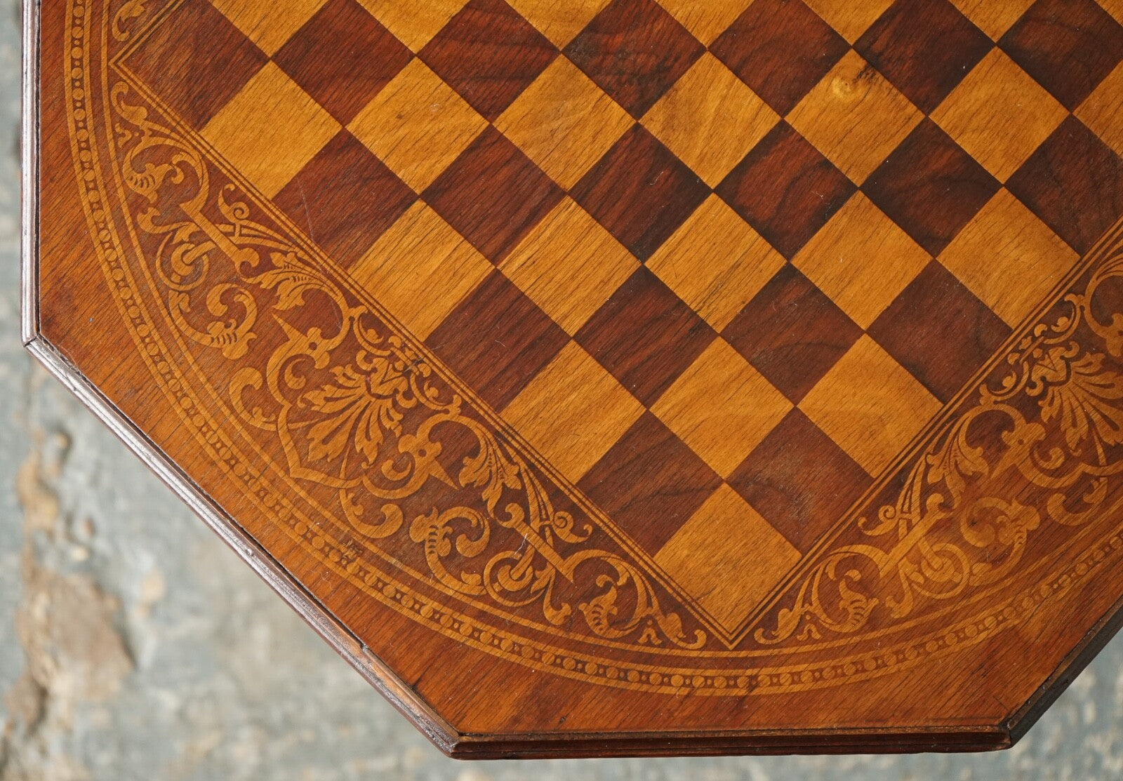 STUNNING ANTIQUE ITALIAN CHESS SIDE END LAMP TABLE WITH CARVED LEGS