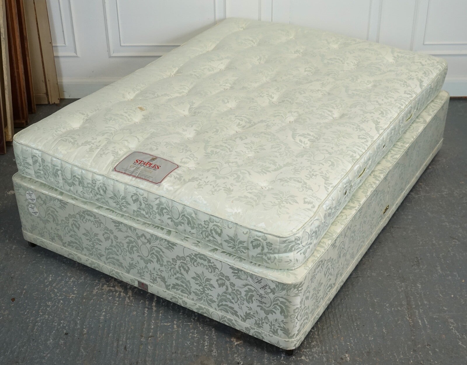 STAPLES & CO DOUBLE DIVAN & MATTRESS BED