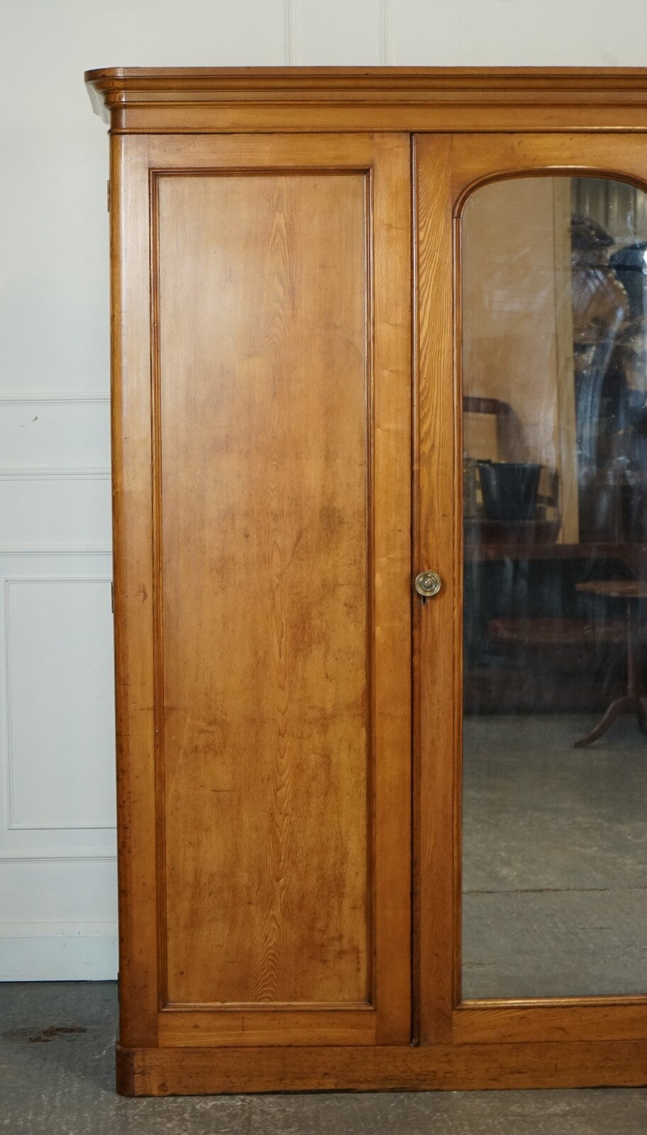 LATE ANTIQUE VICTORIAN OAK TRIPLE WARDROBE MADE BY MARSH JONES & CRIBB CIRCA1890