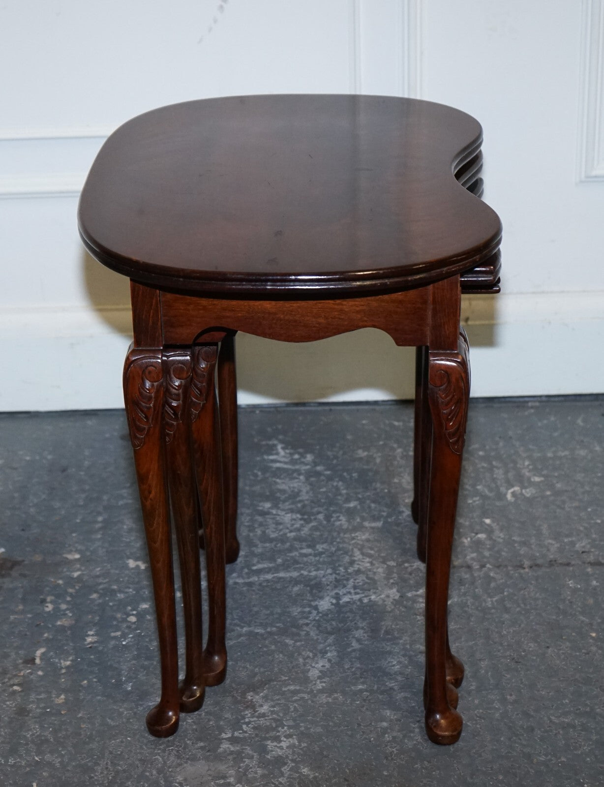 VINTAGE KIDNEY SHAPE FLAMED MAHOGANY NEST OF THREE TABLES QUEEN ANNE LEGS